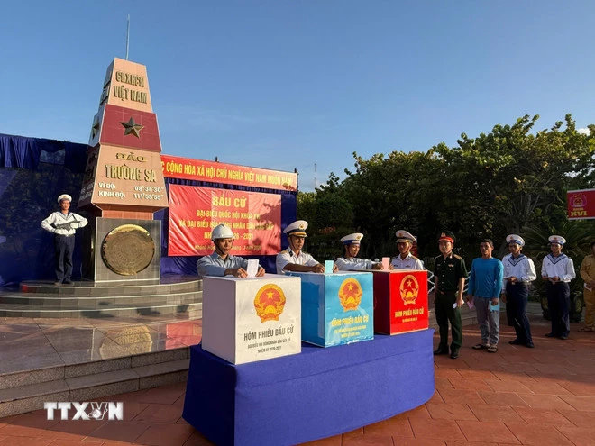 Cử tri ở điểm bỏ phiếu số 14, đặc khu Trường Sa bỏ phiếu đại biểu Quốc hội khóa XVI và đại biểu HĐND các cấp nhiệm kỳ 2026-2031. (Ảnh: TTXN phát)