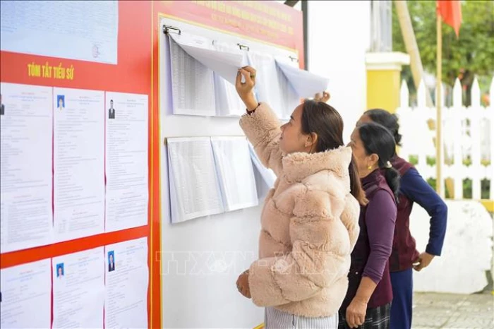 Bảo đảm lựa chọn nhân sự đủ phẩm chất, năng lực tham gia tổ chức bầu cử