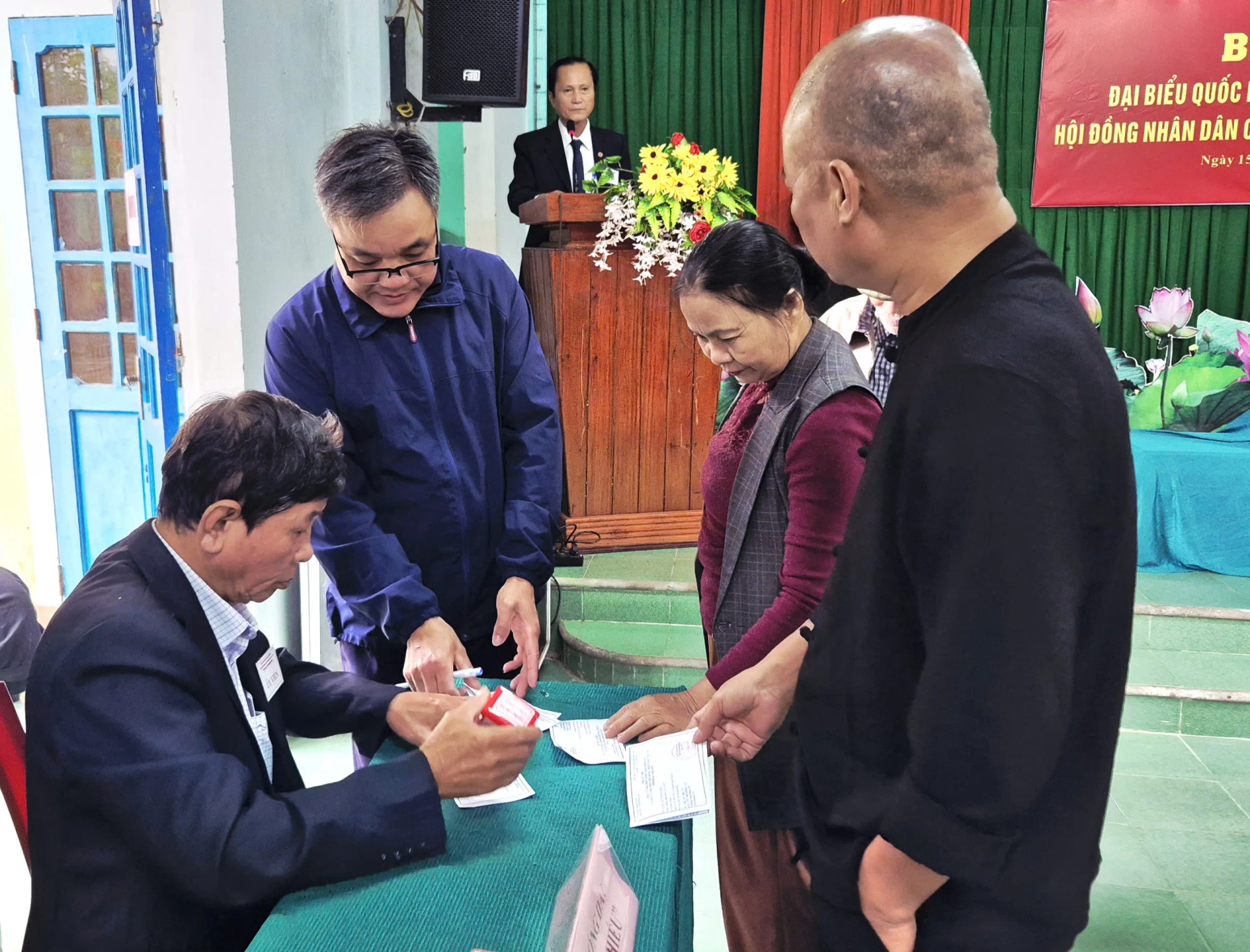 Thành viên tổ bầu cử số 22 (phường Nam Đông Hà) thực hiện đóng dấu “Đã bỏ phiếu” vào thẻ cử tri, xác nhận cử tri đã hoàn thành quyền và nghĩa vụ công dân của mình-Ảnh: K.S