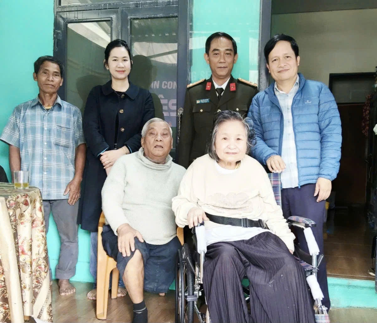 Lãnh đạo UBND xã và Công an xã Đakrông thăm hỏi, tặng quà và động viên gia đình giáo dân trên địa bàn-Ảnh: K.S