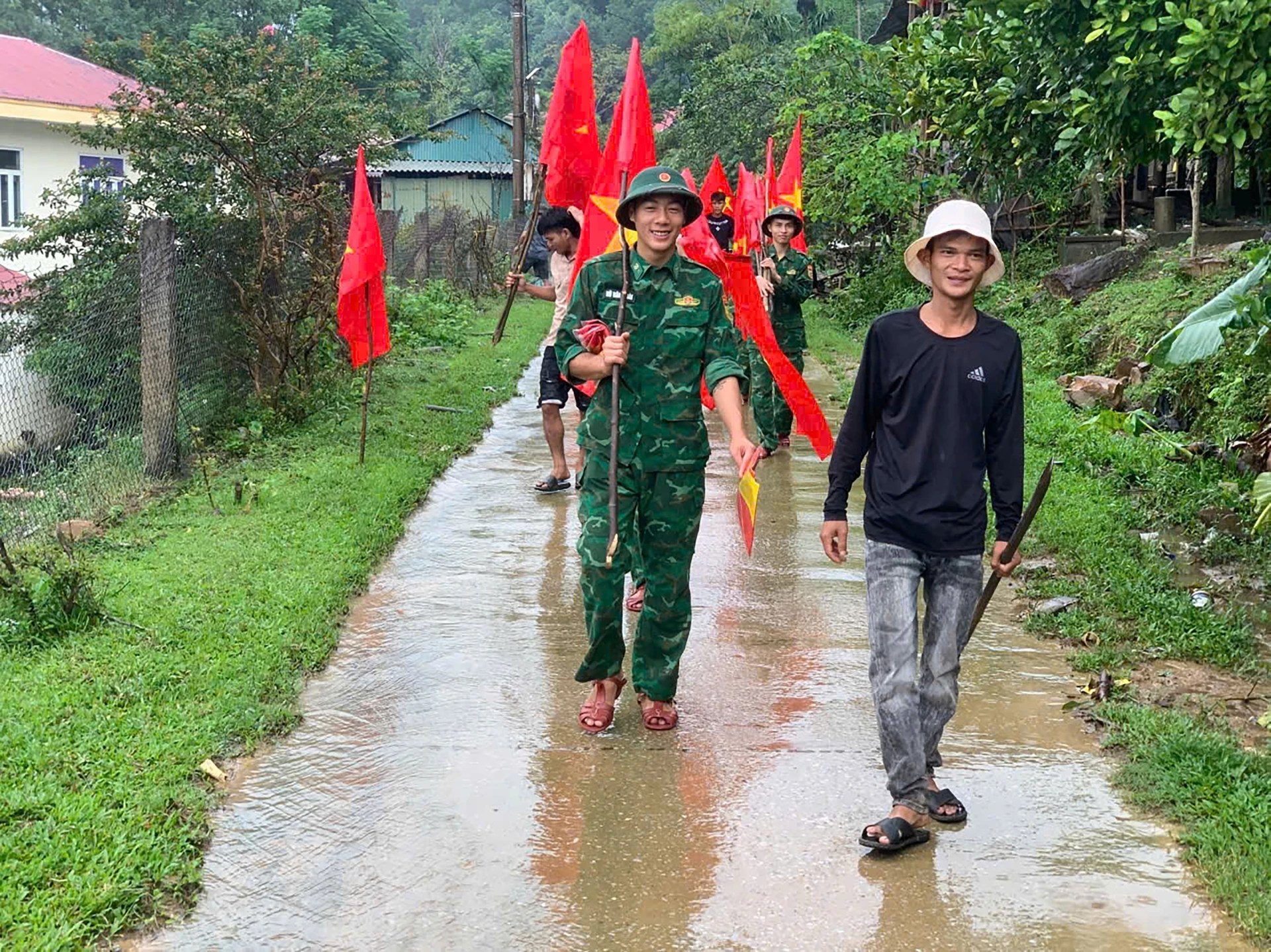 Chiến sĩ Đồn Biên phòng Ra Mai cùng người dân tổ chức vệ sinh, chỉnh trang khu dân cư, tạo diện mạo khang trang trước ngày hội lớn - Ảnh: HL