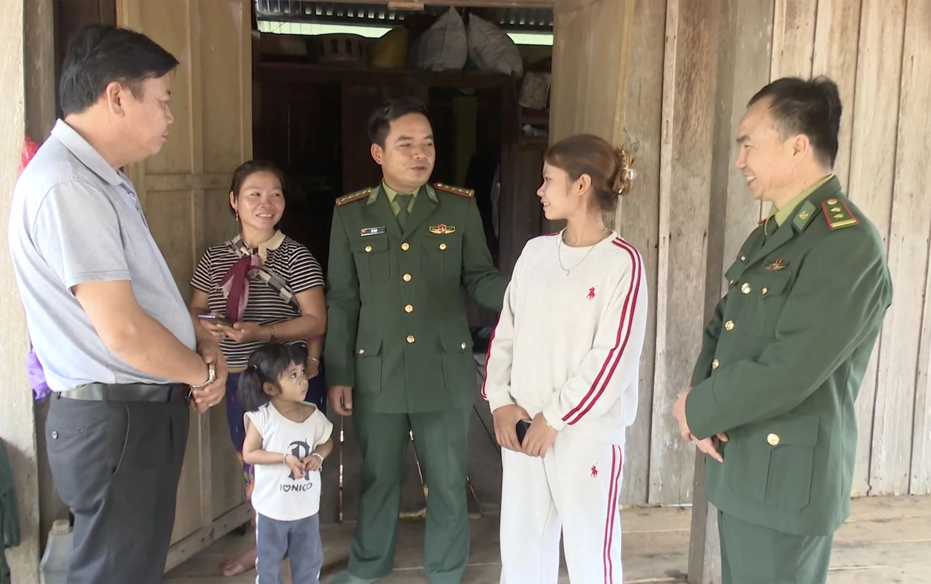 Ở khu vực biên giới, công tác tuyên truyền được đẩy mạnh đến tận thôn, bản - Ảnh: Quang Ngọc