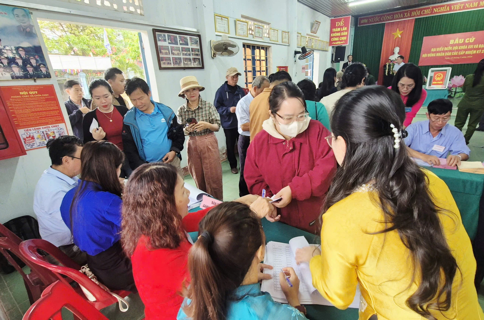 Thành viên tổ bầu cử số 22 hướng dẫn cử tri quy trình bỏ phiếu, đảm bảo công tác bầu cử diễn ra thuận lợi và đúng luật-Ảnh: K.S