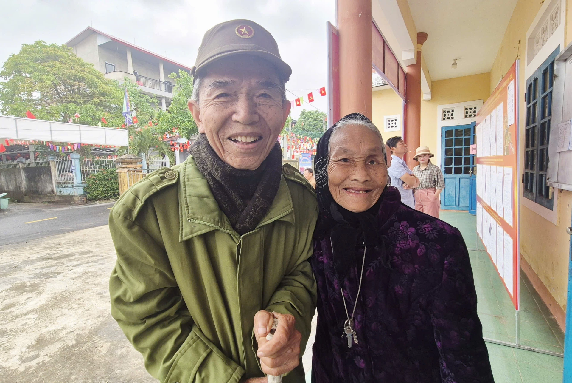 Vợ chồng cụ Nguyễn Khắc Hãn 91 tuổi và Hoàng Thị Huê 84 tuổi, tại Khu phố 10, phường Nam Đông Hà phấn khởi thực hiện quyền lợi và nghĩa vụ công dân của mình trong ngày hội toàn dân-Ảnh: K.S