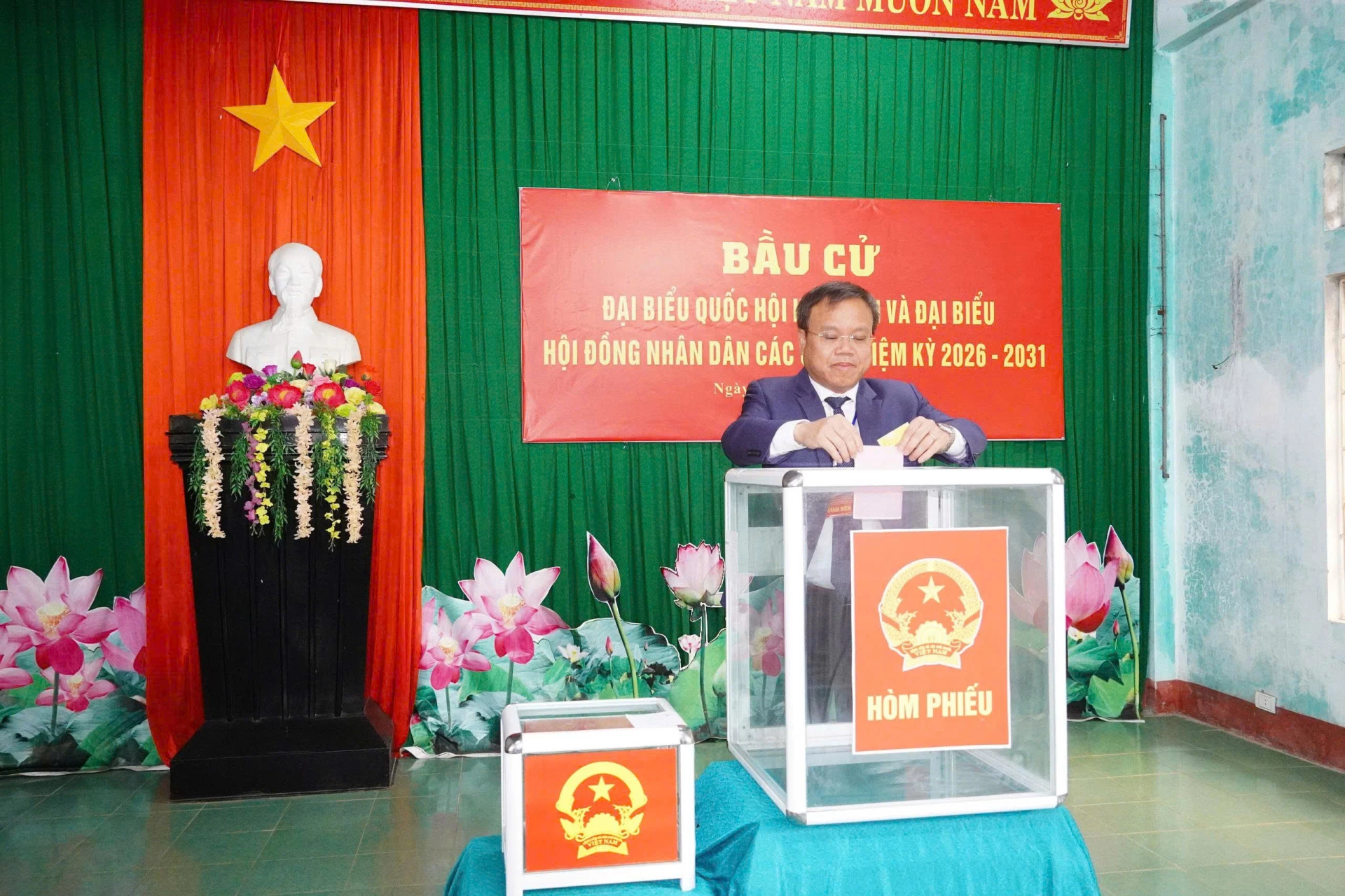 Đồng chí Lê Đức Tiến, Tỉnh ủy viên, Phó Chủ tịch UBND tỉnh thực hiện quyền công dân, bỏ lá phiếu đầu tiên tại Khu vực bỏ phiếu số 22, phường Nam Đông Hà-Ảnh: K.S