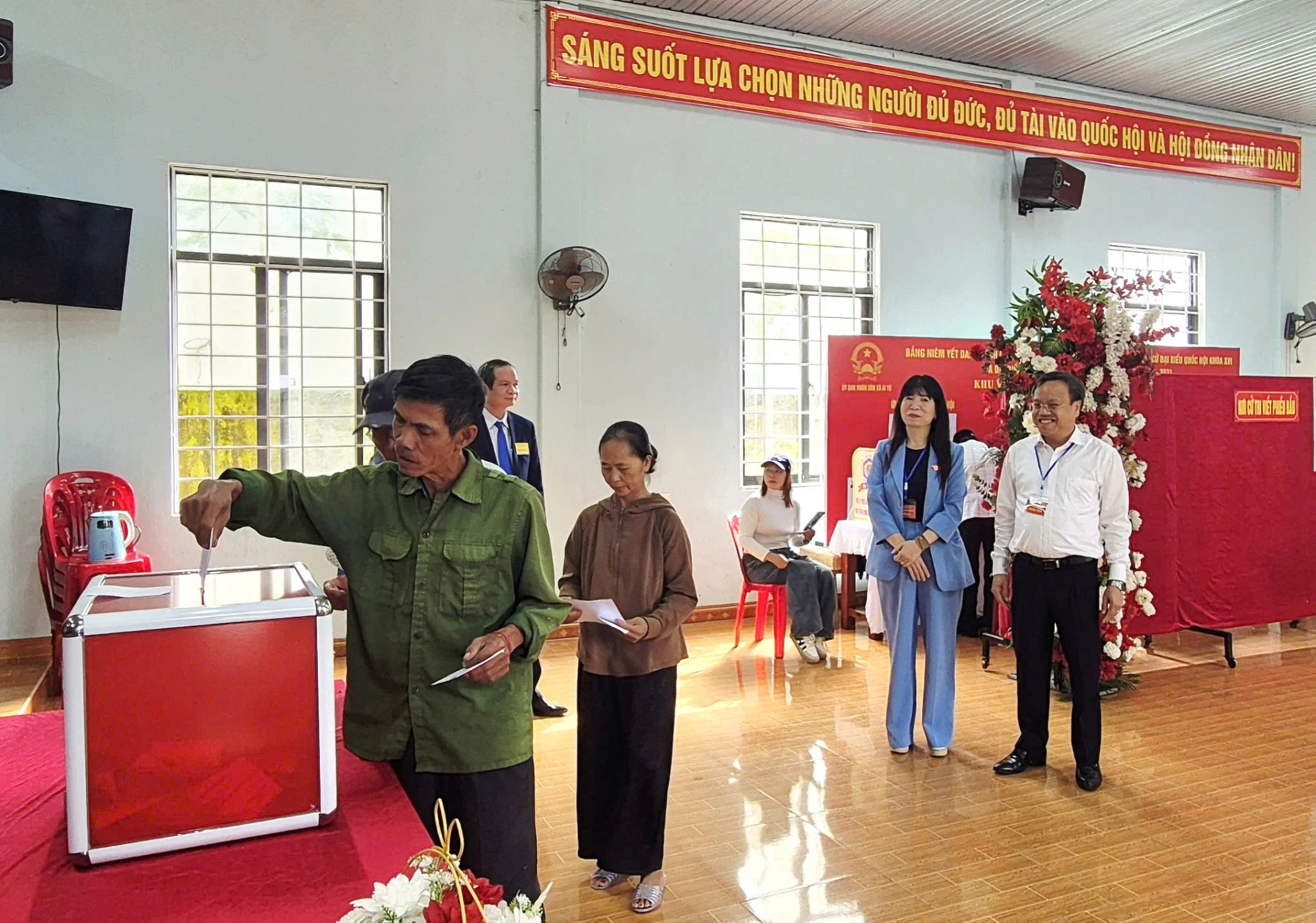 Đồng chí Lê Đức Tiến, Tỉnh ủy viên, Phó Chủ tịch UBND tỉnh kiểm tra công tác bỏ phiếu tại khu vực bỏ phiếu số 7 (thôn Phú Mỹ Kiên, xã Ái Tử)-Ảnh: K.S