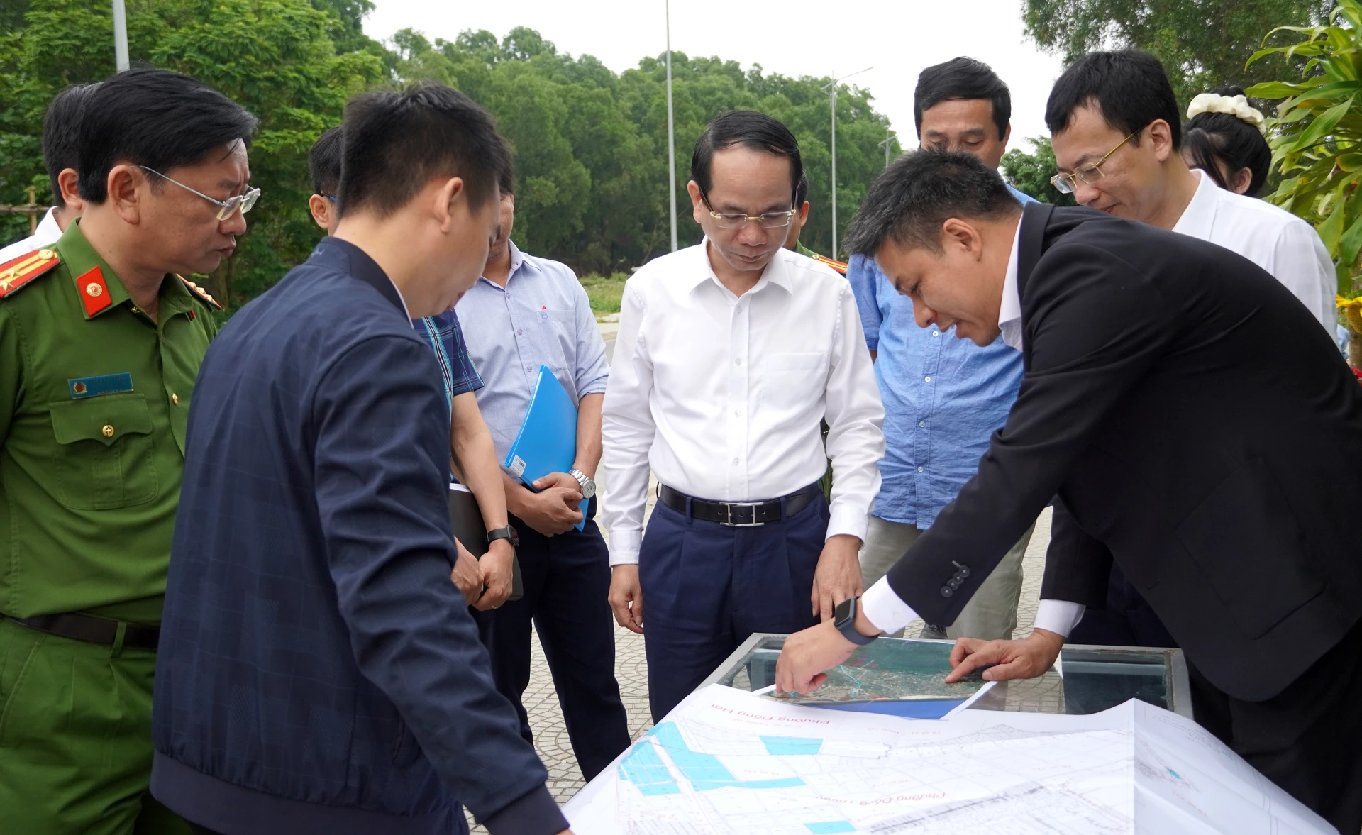 Đồng chí Phan Mạnh Hùng nghe các đơn vị liên quan báo cáo tiến độ GPMB dự án khu đô thị hỗn hợp trung tâm thành phố Đồng Hới... - Ảnh: H.Tr.