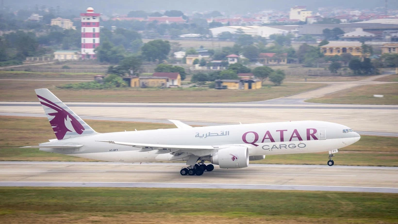 Máy bay của Hãng hàng không Qatar Airways tại Sân bay quốc tế Nội Bài. (Ảnh: Phan Công/Vietnam+)
