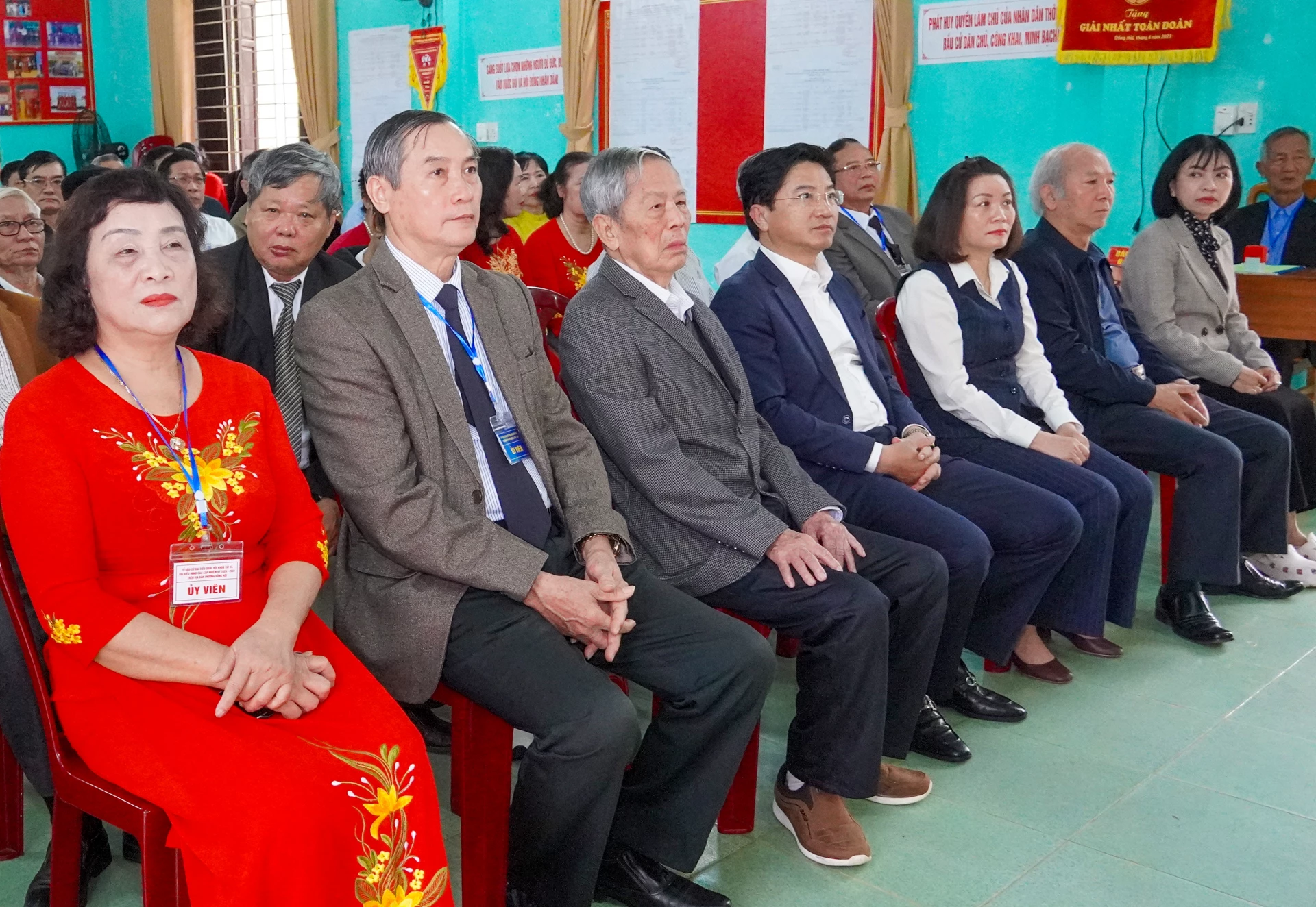 Các đại biểu dự lễ khai mạc tại tại khu vực bỏ phiếu số 10 thuộc Tổ dân phố Đồng Tâm, phường Đồng Hới - Ảnh: N.H  