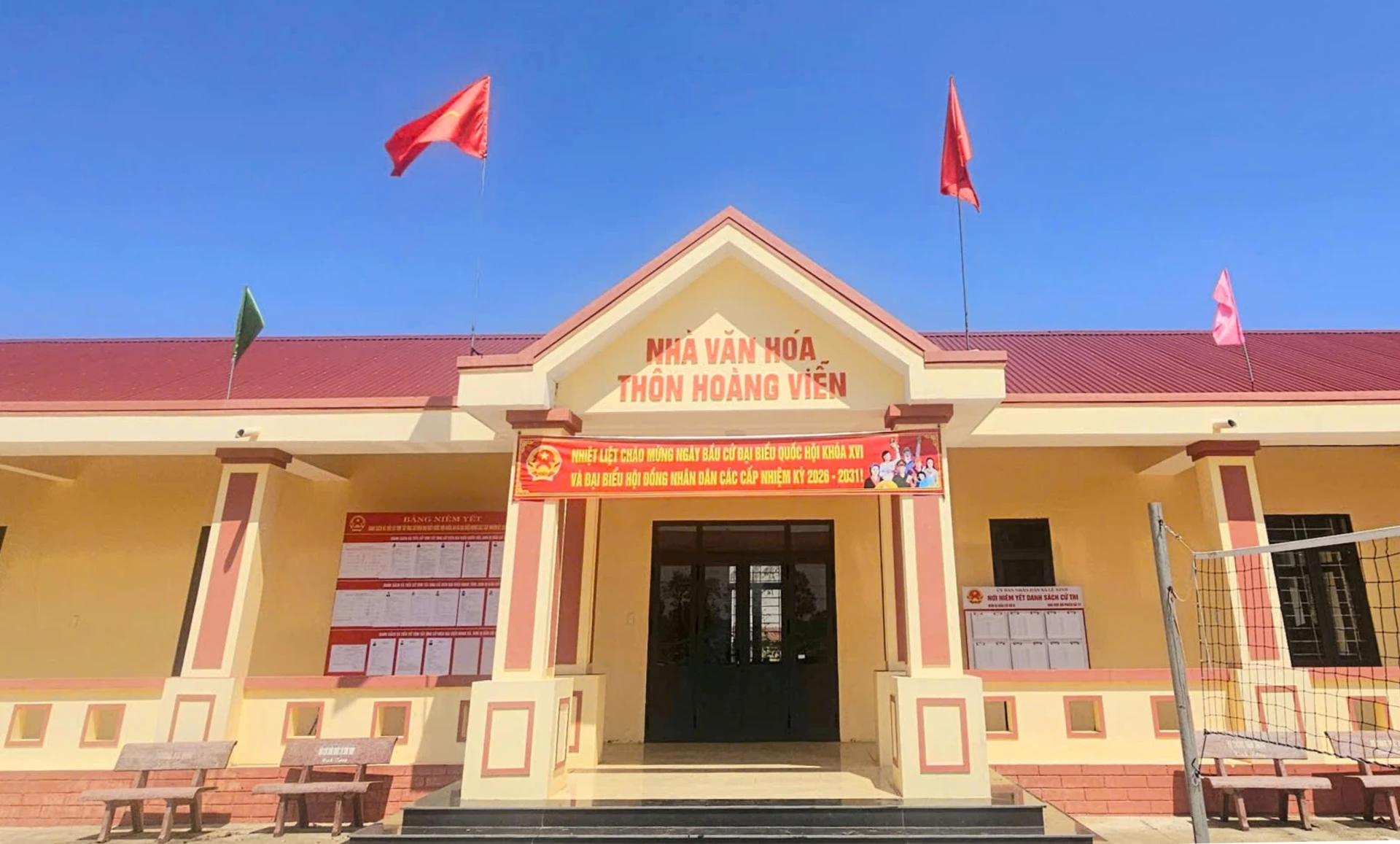 Các điểm bỏ phiếu được trang trí trang trọng sẵn sàng cho ngày hội toàn dân-Ảnh: L.C