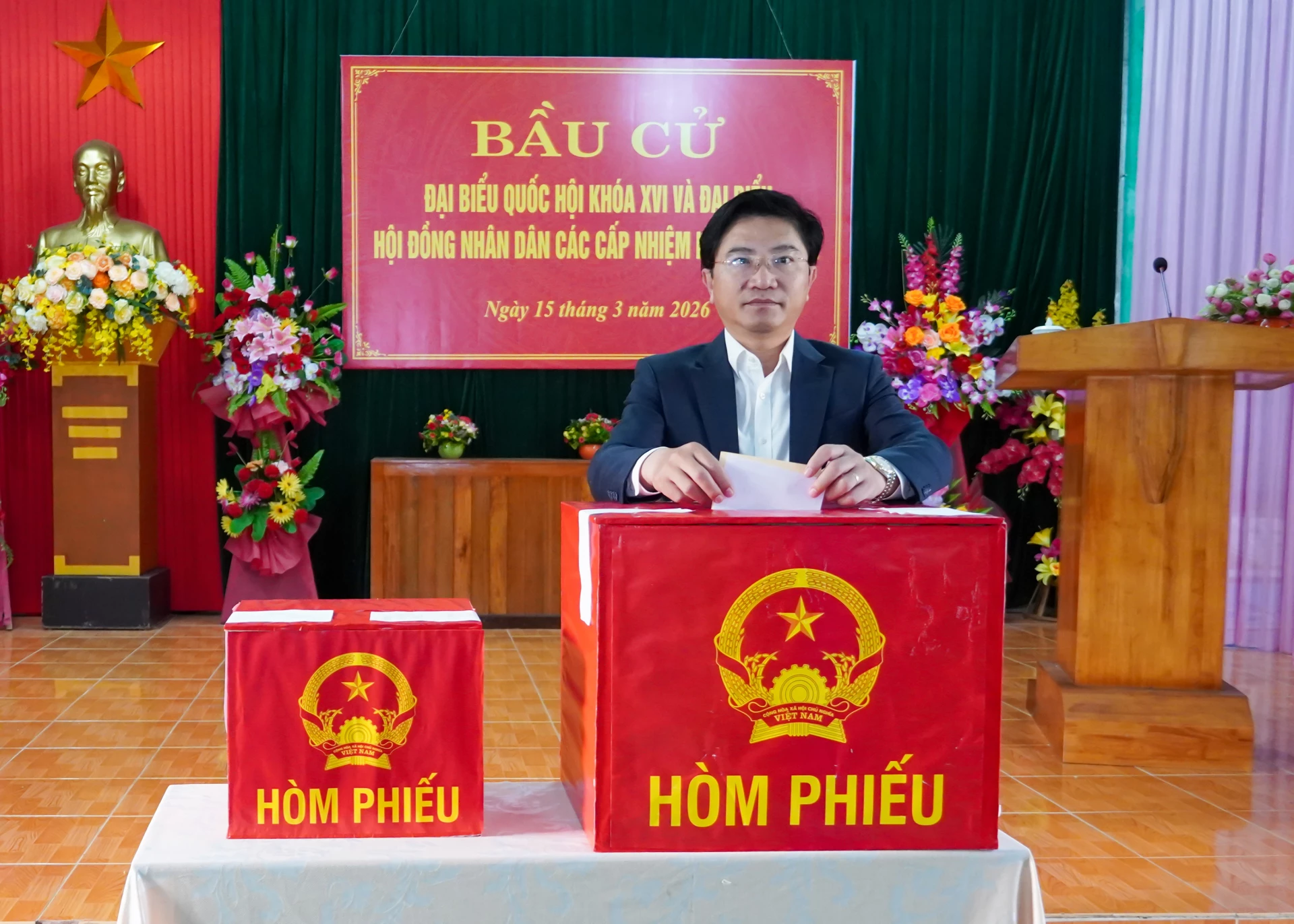 Đồng chí Trương An Ninh, Trưởng ban Tuyên Giáo và Dân vận Tỉnh ủy bỏ phiếu bầu cử đại biểu Quốc hội khoá XVI và đại biểu HĐND các cấp nhiệm kỳ 2026 – 2031 - Ảnh: N.H 