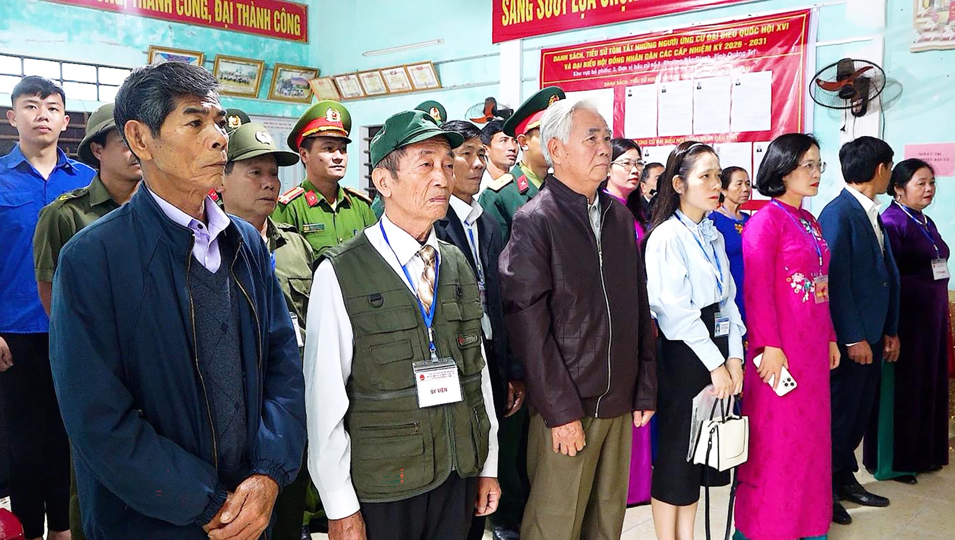 Cán bộ và Nhân dân phường Bắc Gianh tham dự lễ khai mạc bầu cử trong không khí trang nghiêm - Ảnh: M.H