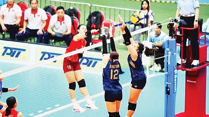 Đội tuyển bóng chuyền nữ Việt Nam (áo đỏ) trong trận chung kết với Thái Lan tại SEA Games 33.