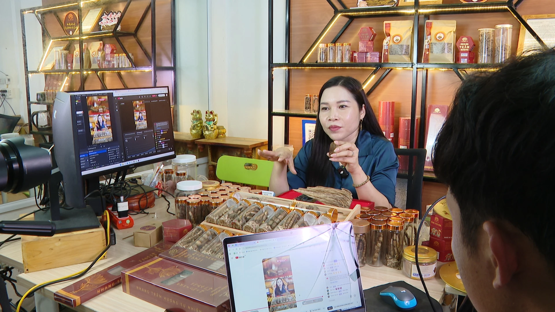 Một buổi livestream của Công ty Cổ phần Xưởng Mộc Việt.