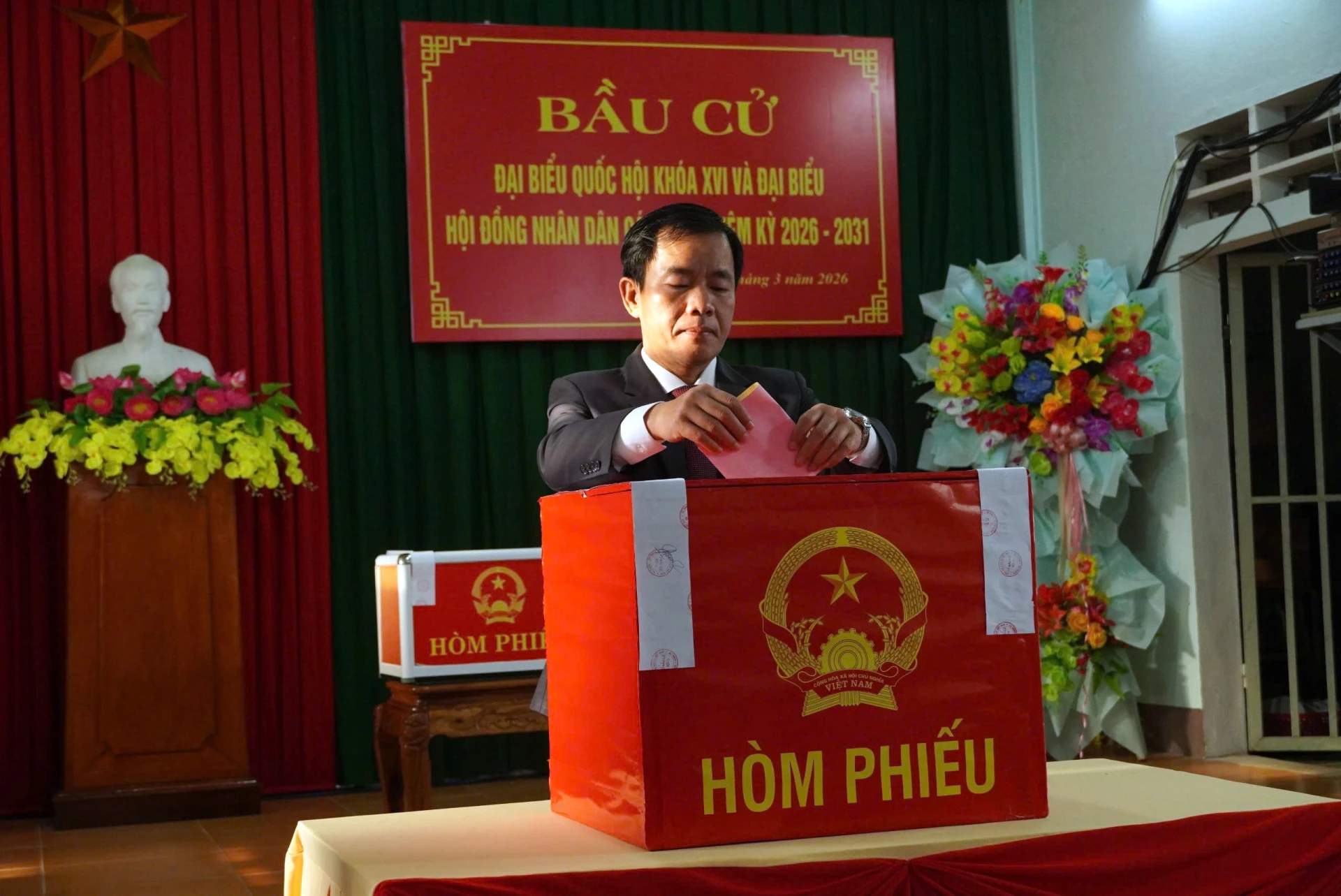 Đồng chí Nguyễn Văn Phương, Bí thư Tỉnh ủy bỏ lá phiếu đầu tiên lựa chọn những gương mặt tiêu biểu, xứng đáng đại diện cho cử tri và Nhân dân tại Quốc hội khóa XVI và HĐND các cấp nhiệm kỳ 2026-2031 - Ảnh: HL