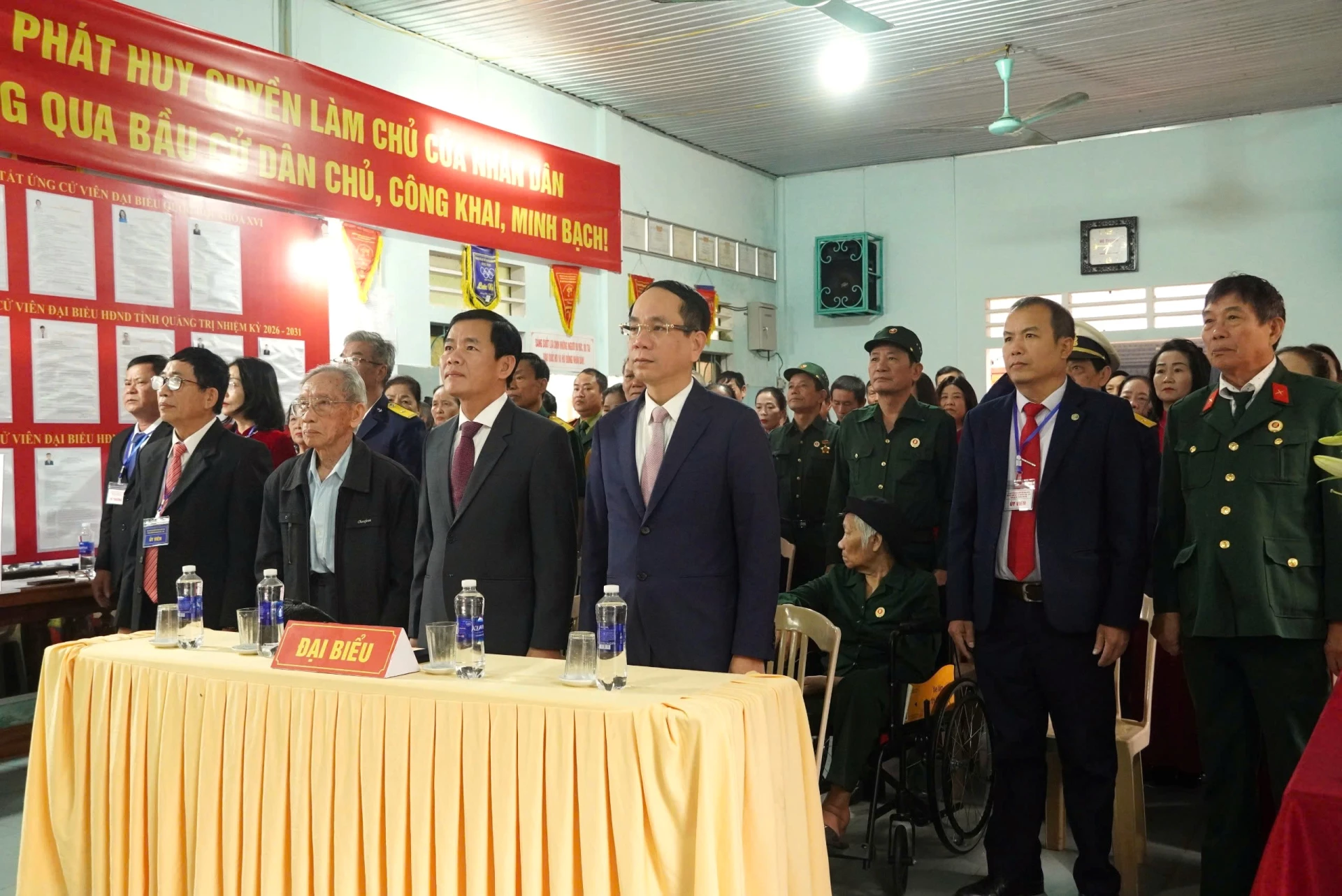 Đồng chí Nguyễn Văn Phương, Bí thư Tỉnh ủy và các đại biểu thực hiện nghi thức chào cờ - Ảnh: HL