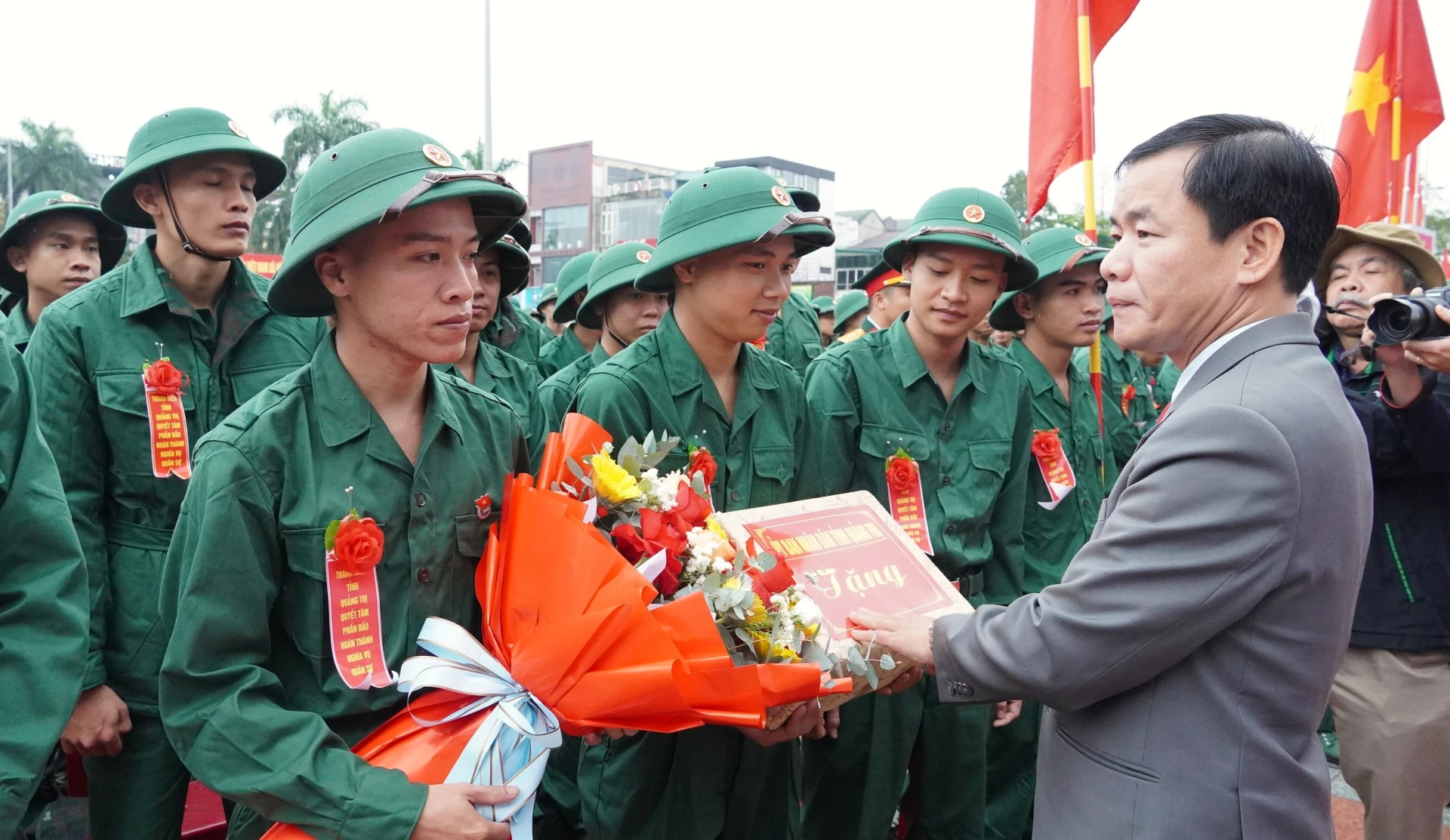 Đồng chí Nguyễn Văn Phương, Bí thư Tỉnh ủy tặng quà, động viên các tân binh - Ảnh: QV