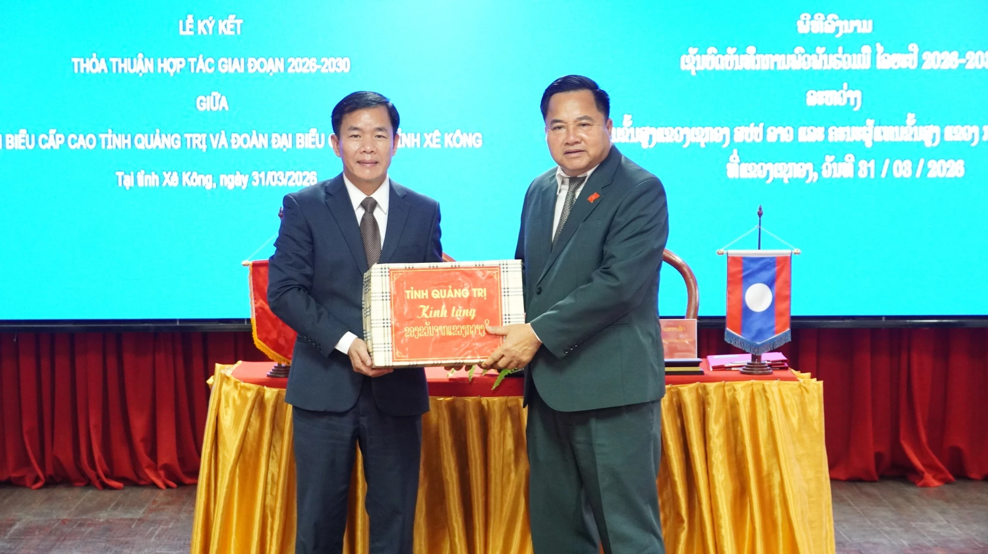 Đồng chí Nguyễn Văn Phương, Bí thư Tỉnh ủy Quảng Trị trao hỗ trợ tỉnh Xê Kông 500 triệu đồng - Ảnh: Q.V