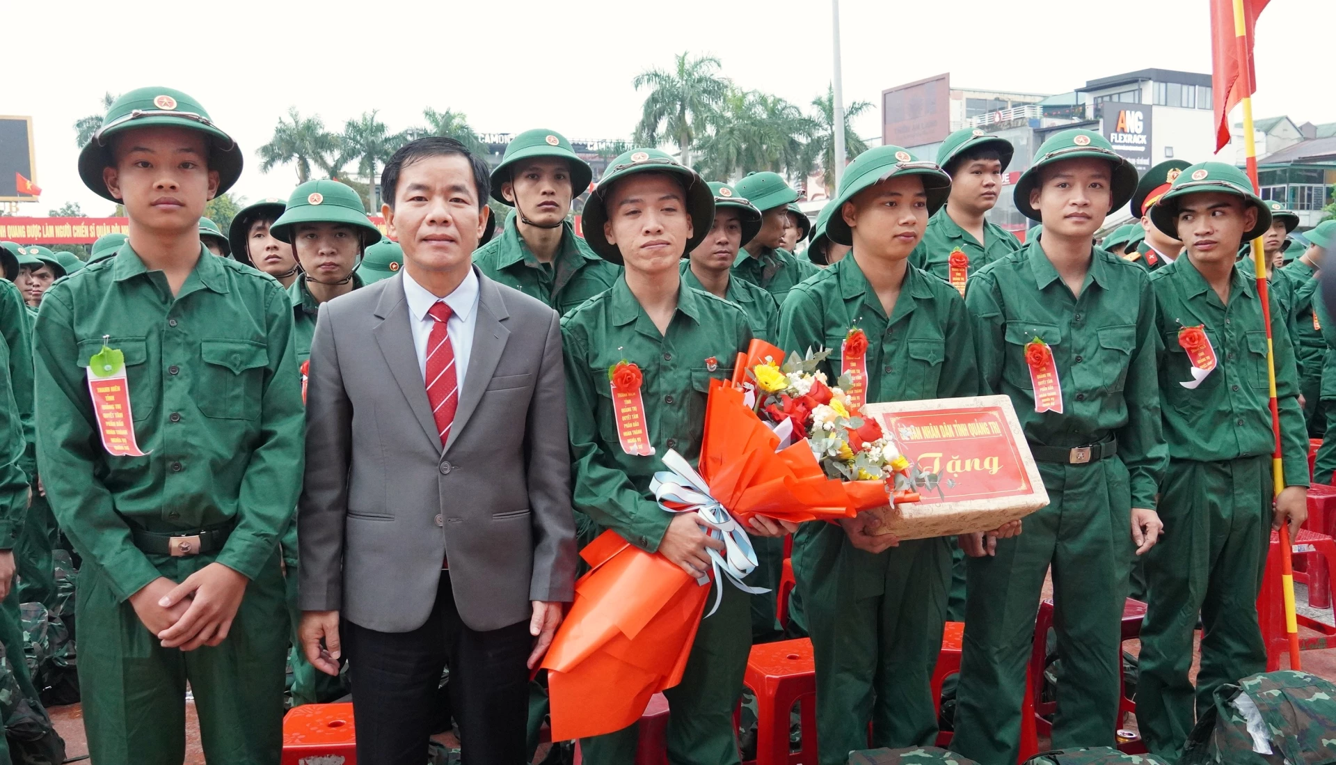 Đồng chí Nguyễn Văn Phương, Bí thư Tỉnh ủy tặng quà, động viên các tân binh - Ảnh: QV