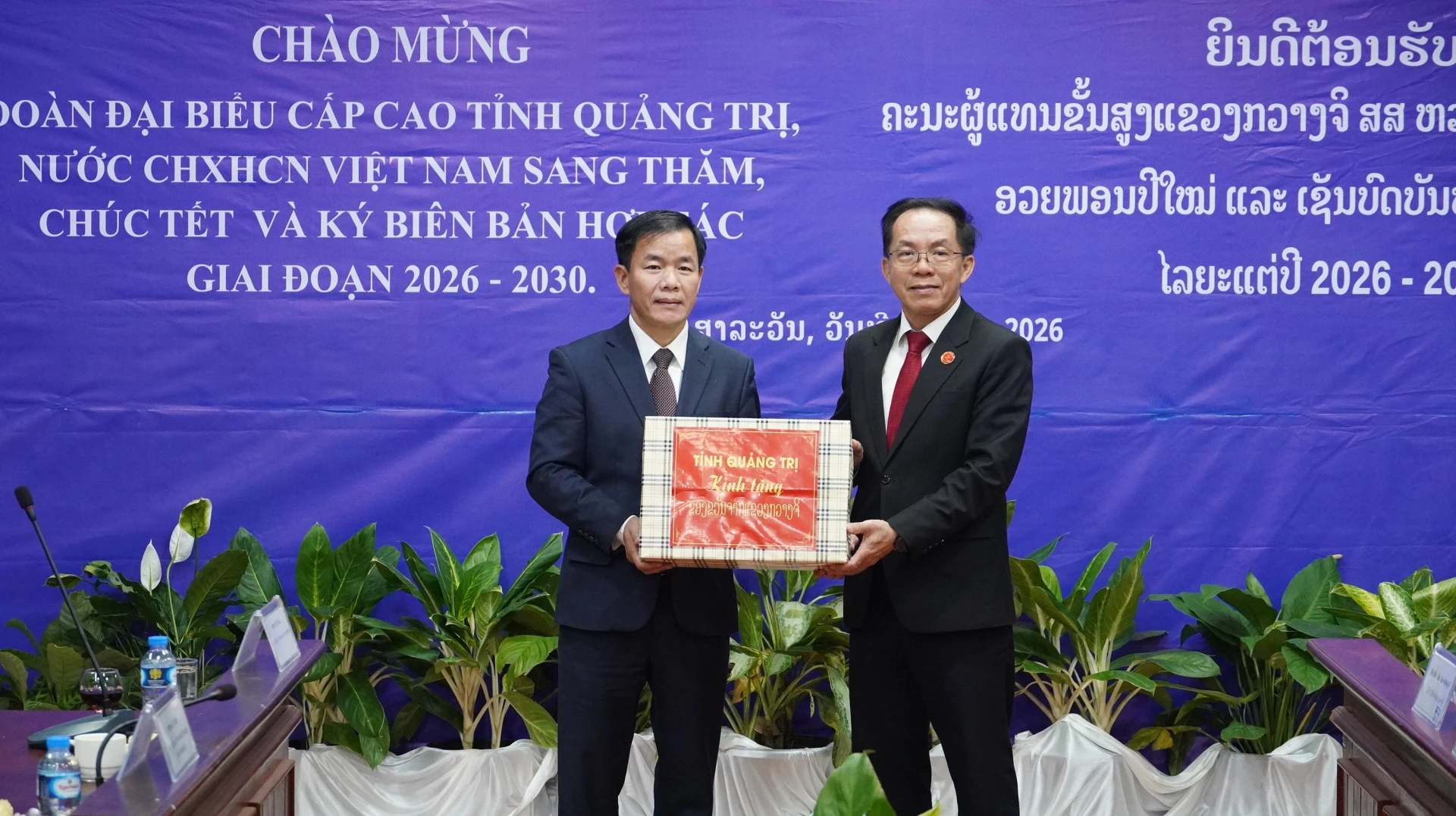 Đồng chí Nguyễn Văn Phương, Bí thư Tỉnh ủy Quảng Trị tặng quà cho lãnh đạo tỉnh Sả-lạ-văn - Ảnh: Q.V