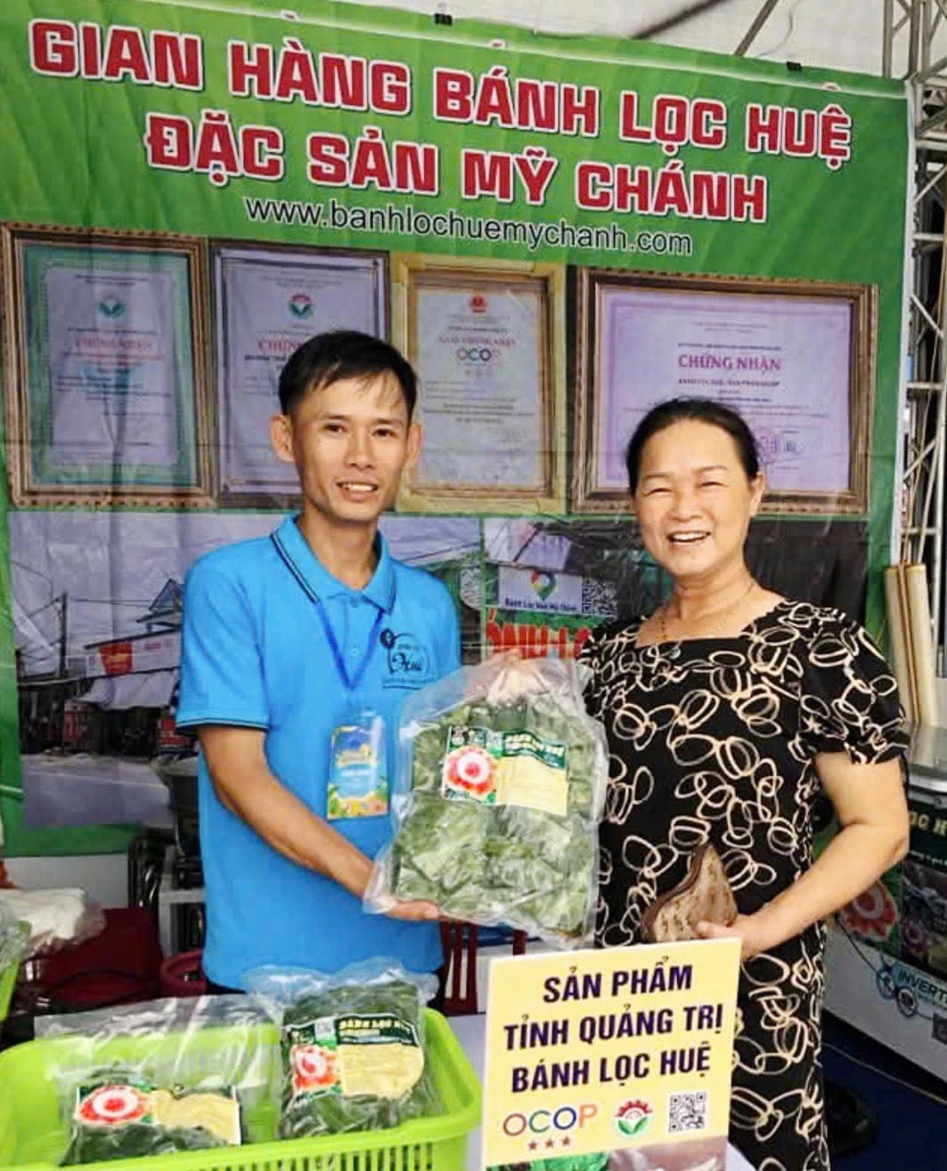 Anh Hồ Minh Thạnh giới thiệu sản phẩm bánh lọc Huệ tại cửa hàng  - Ảnh: K.S