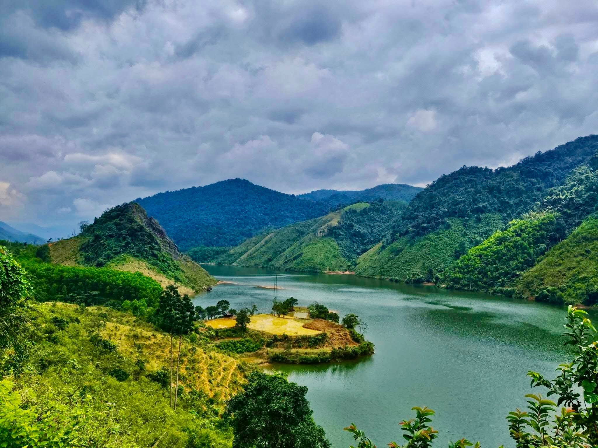 Cảnh quan hùng vĩ và thơ mộng ở địa bàn Đakrông - Ảnh: P.X.D