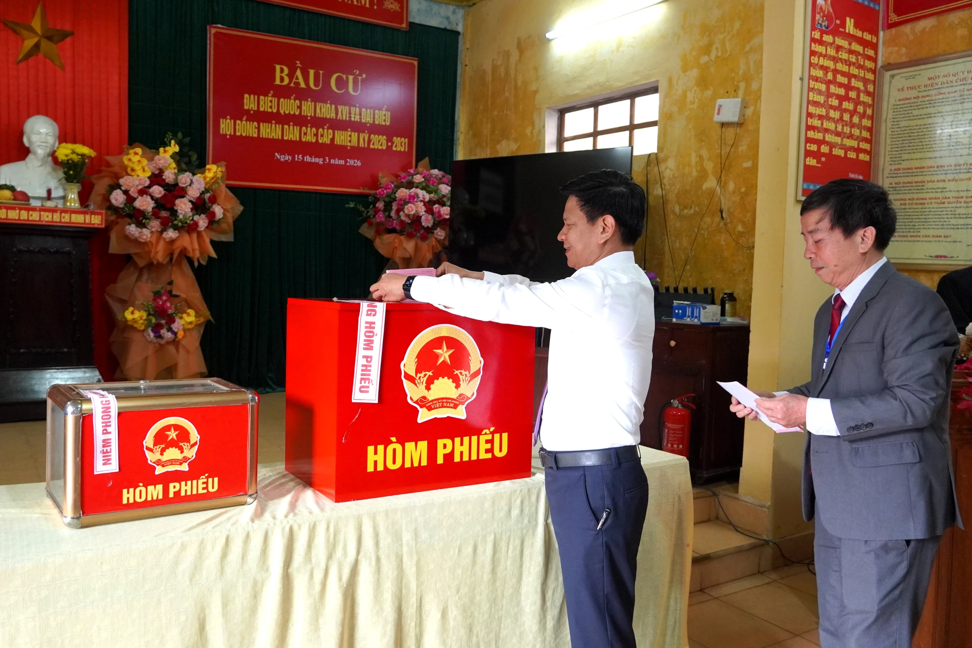 Đồng chí Chánh Văn phòng Tỉnh ủy Lê Vĩnh Thế bỏ lá phiếu đầu tiên bầu cử đại biểu Quốc hội khóa XVI và đại biểu HĐND các cấp tại khu vực bầu cử số 25 - Ảnh: H.Tr