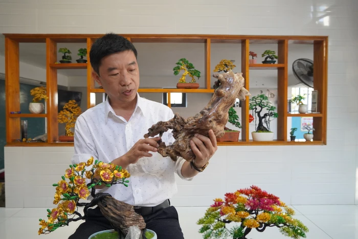 Thầy giáo làm cây bonsai bằng dây nhôm 'hút' khách mua