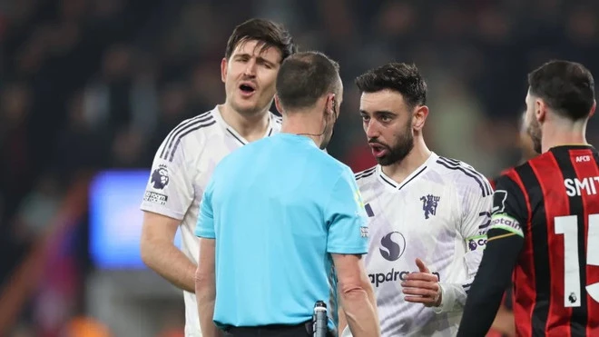 Cầu thủ M.U phản ứng với quyết định của trọng tài.