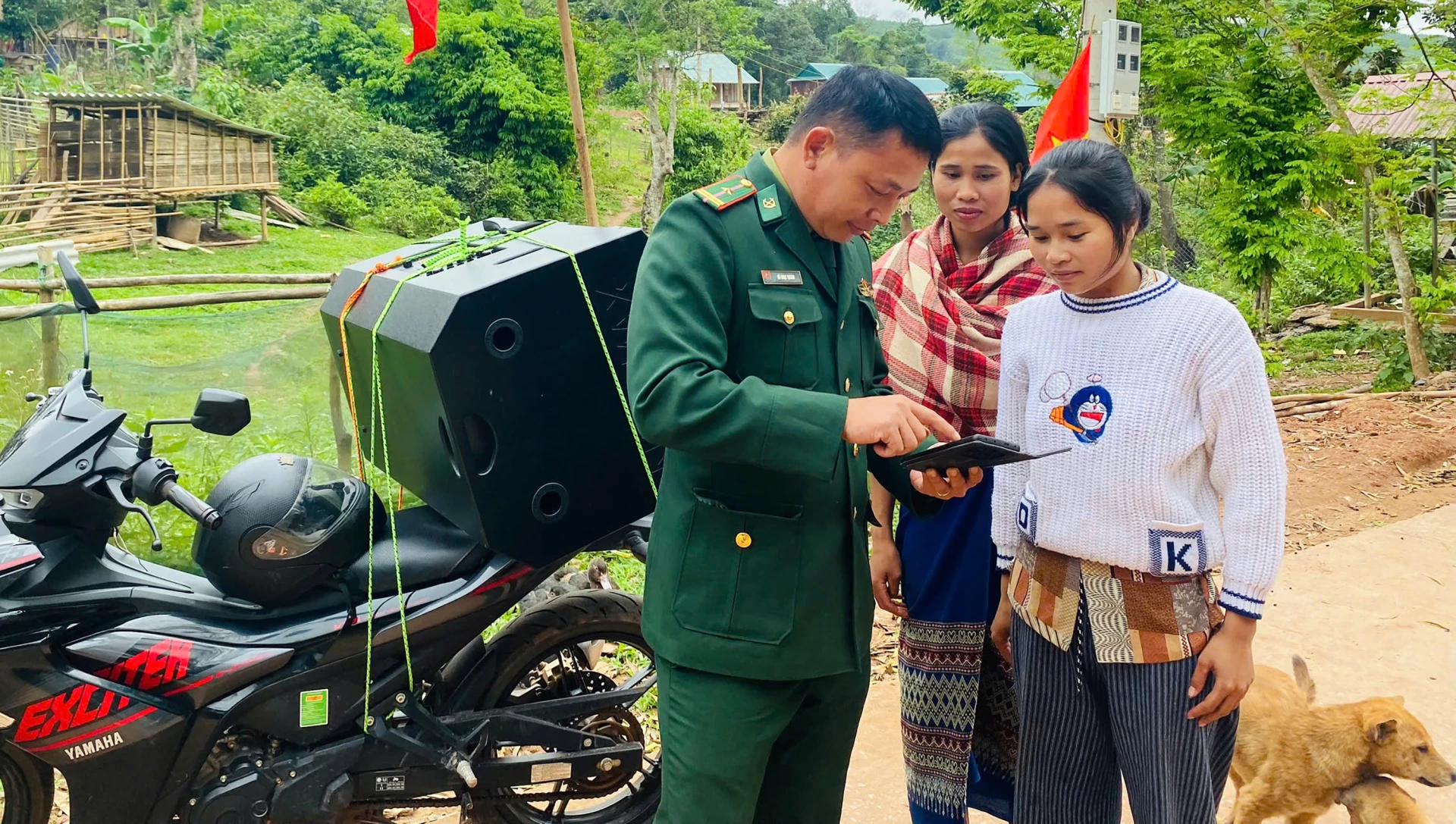 Bộ đội Biên phòng tuyên truyền, hướng dẫn bà con, sẵn sàng cho ngày bầu cử - Ảnh: N.M