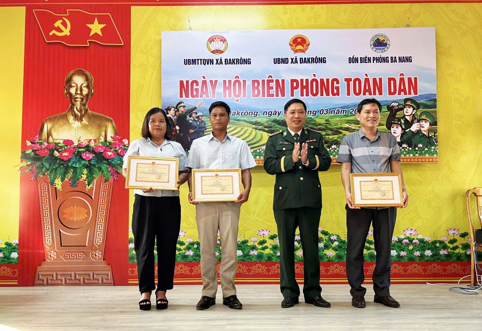 Trao giấy khen của UBND xã Đakrông cho cáccá nhân có thành tích xuất sắc trong thực hiện các nội dung của “Ngày Biên phòng toàn dân”-Ảnh: K.S