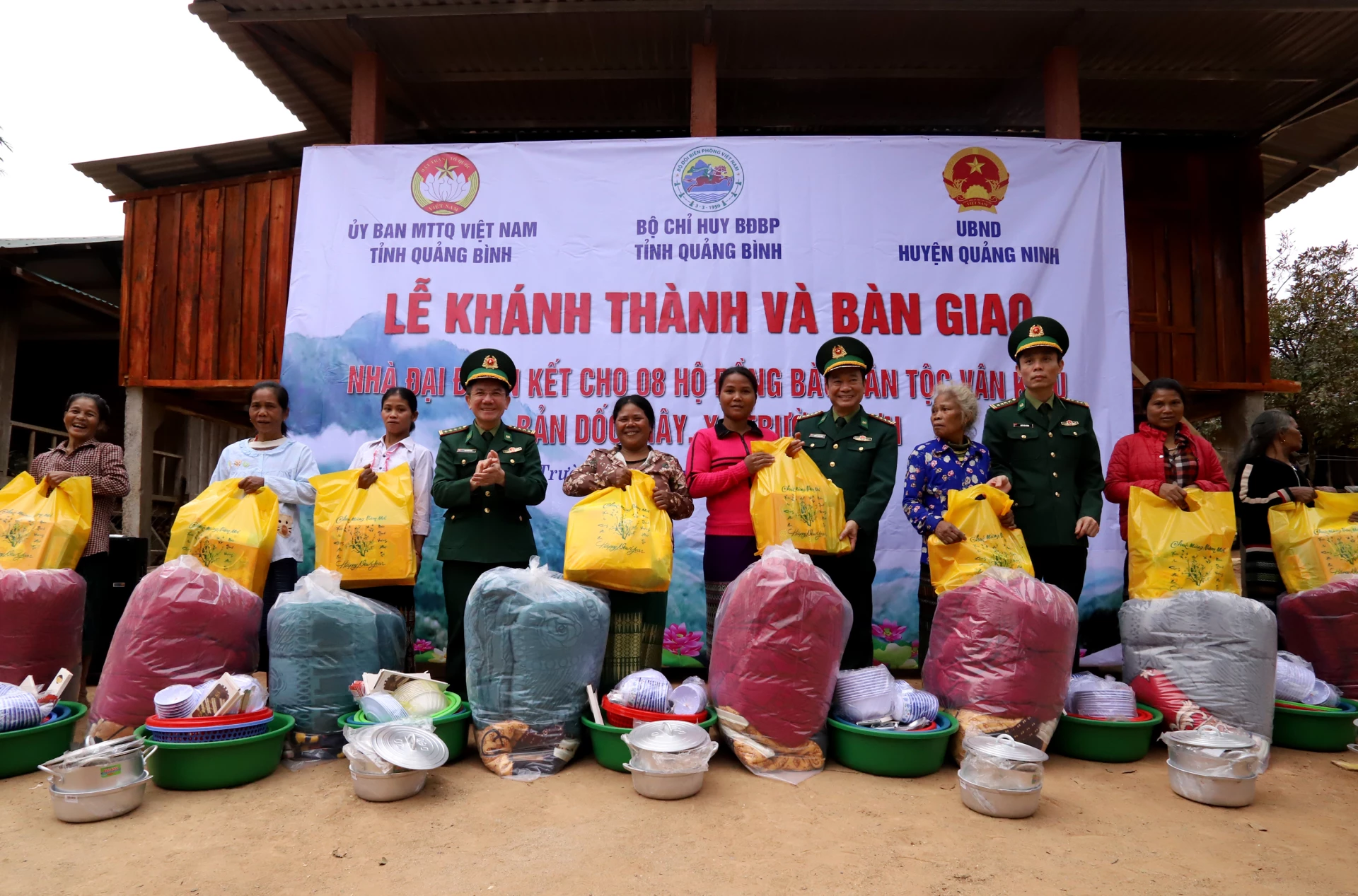 Bộ đội Biên phòng tham gia chương trình xóa nhà tạm, nhà dột nát cho đồng bào dân tộc thiểu số tại khu vực biên giới - Ảnh: T.L