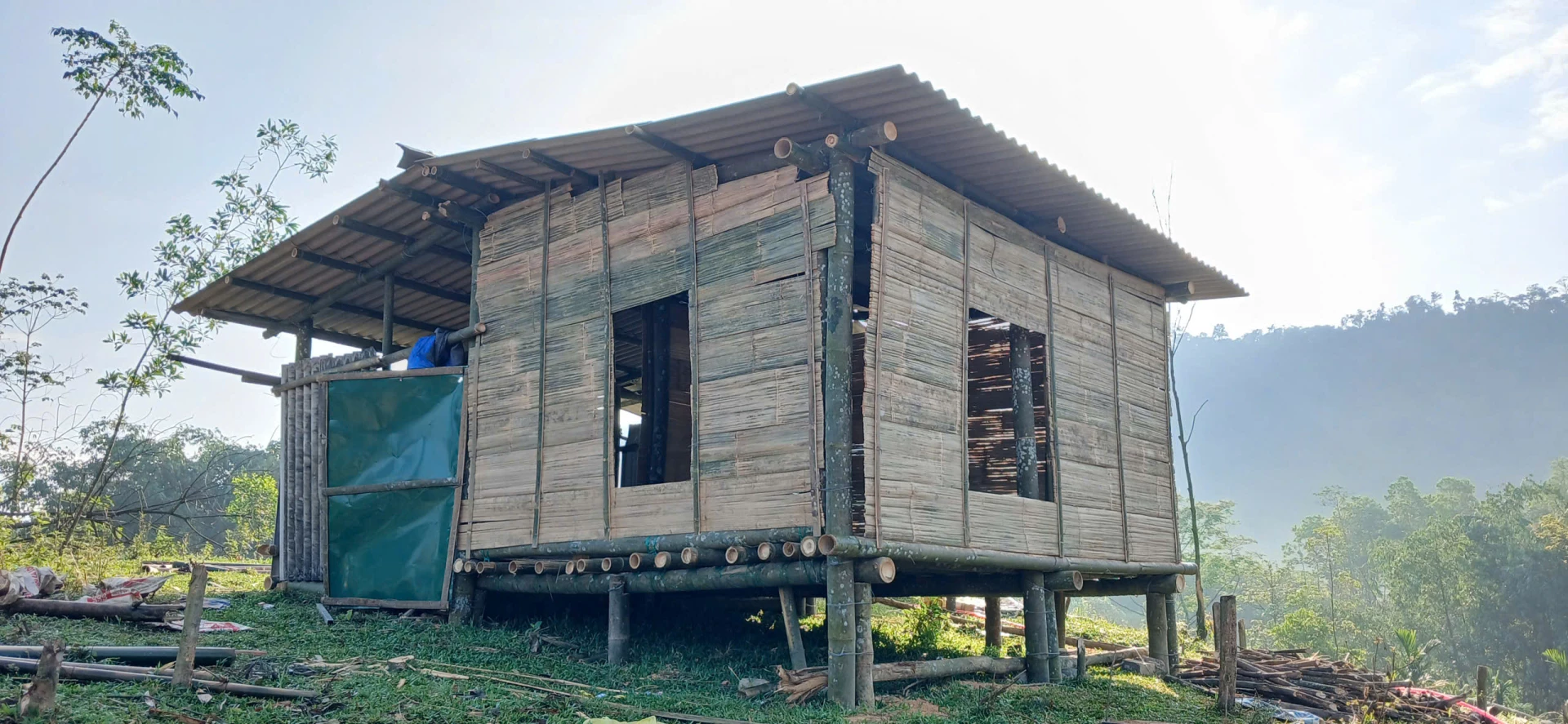 Ngôi nhà tạm bằng tre, mái tôn đã hoàn thành sau 7 ngày nỗ lực thi công, giúp gia đình sớm ổn định cuộc sống-Ảnh: K.S