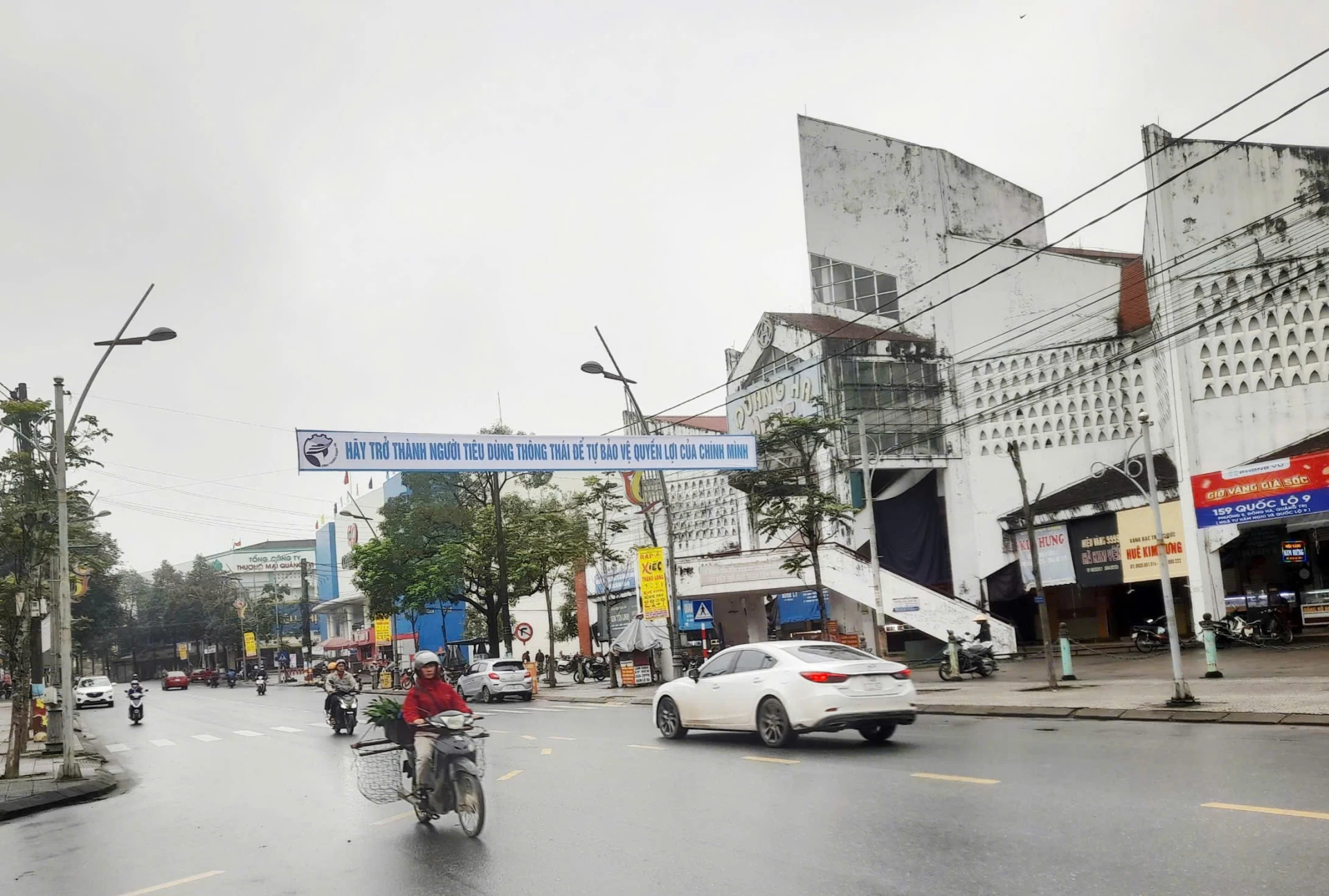 Băng rôn hưởng ứng Ngày Quyền của người tiêu dùng Việt Nam 15/3 tại tuyến đường trước cổng chợ Đông Hà - Ảnh: K.S