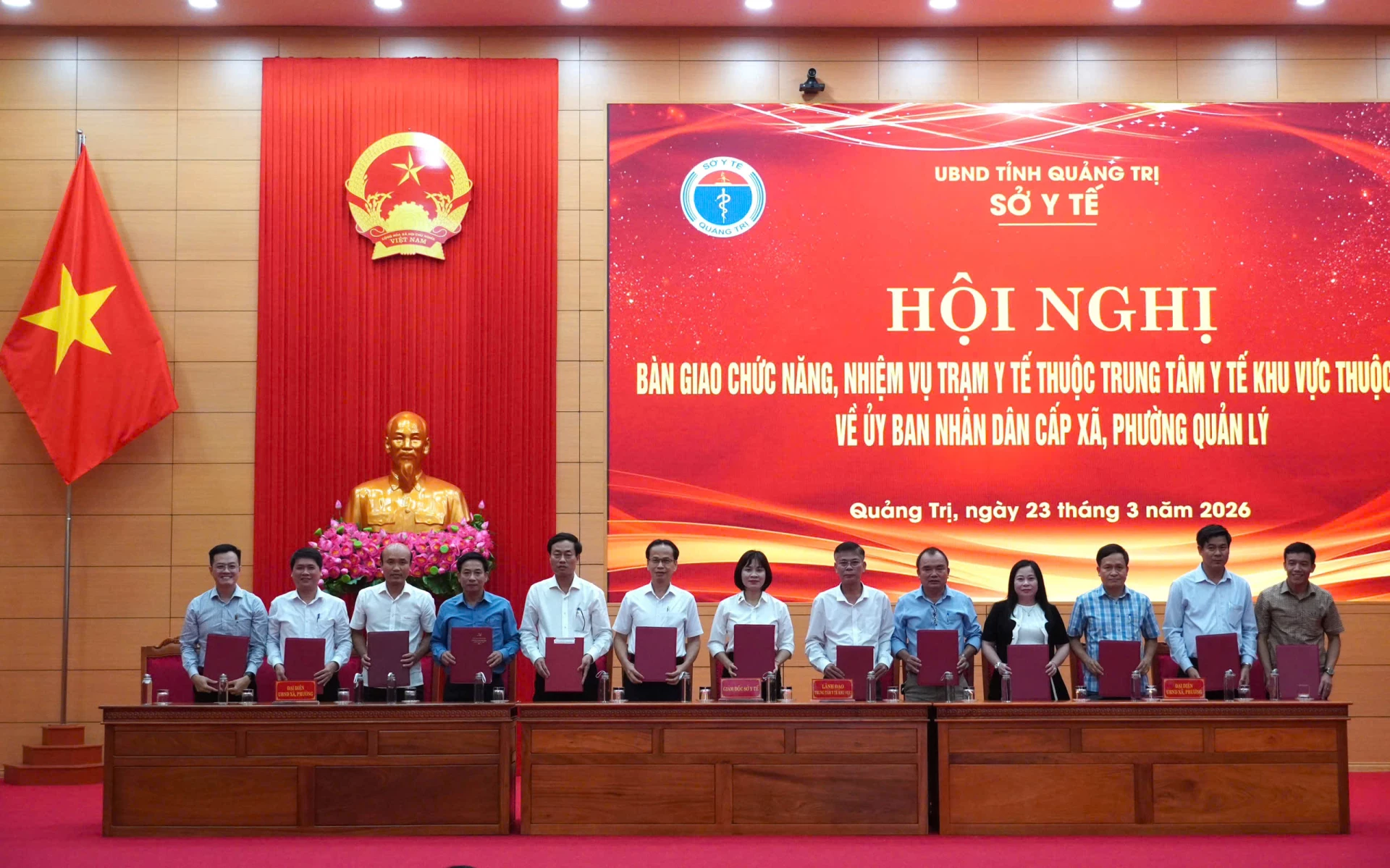 Trao quyết định....