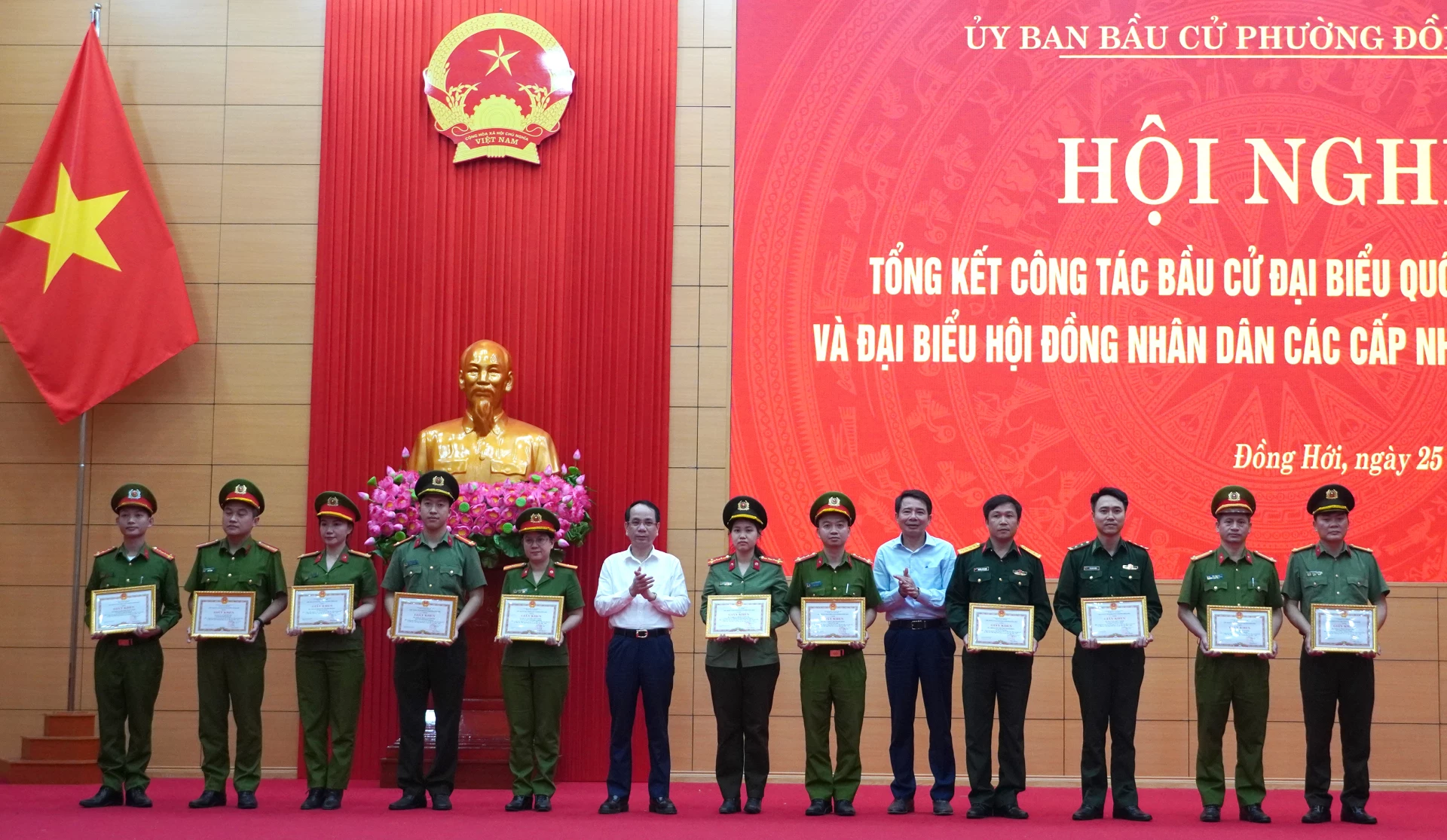 Đồng chí Bí thư Đảng ủy phường Đồng Hới Phan Mạnh Hùng và đồng chí Chủ tịch UBND phường Hoàng Ngọc Đan trao giấy khen tặng các cá nhân - Ảnh: H.Tr.
