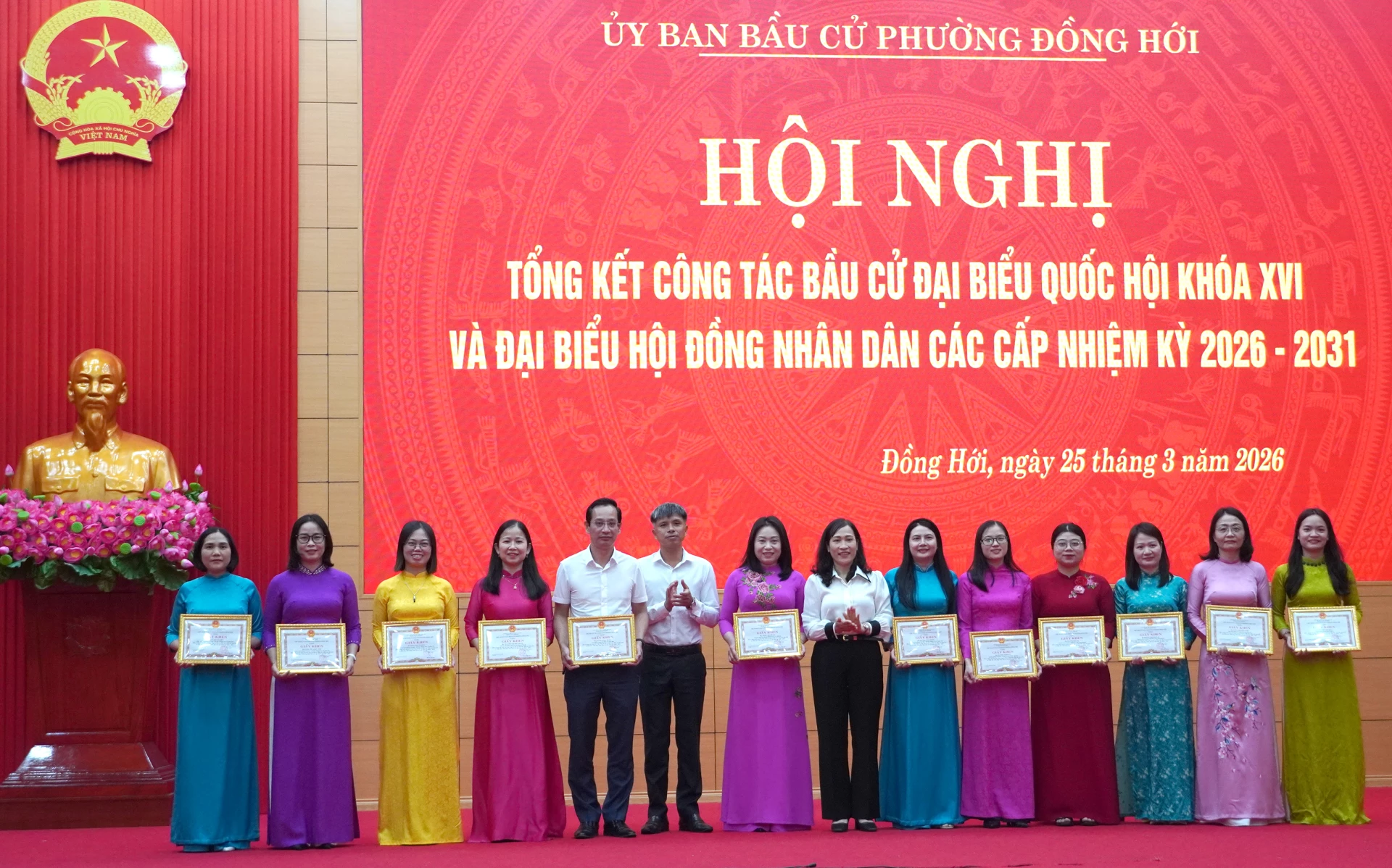 Đại diện lãnh đạo phường Đồng Hới trao giấy khen tặng các cá nhân - Ảnh: H.Tr.