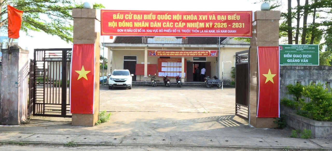 Cờ Tổ quốc và băng rôn chào mừng ngày bầu cử - Ảnh: Thùy Trang