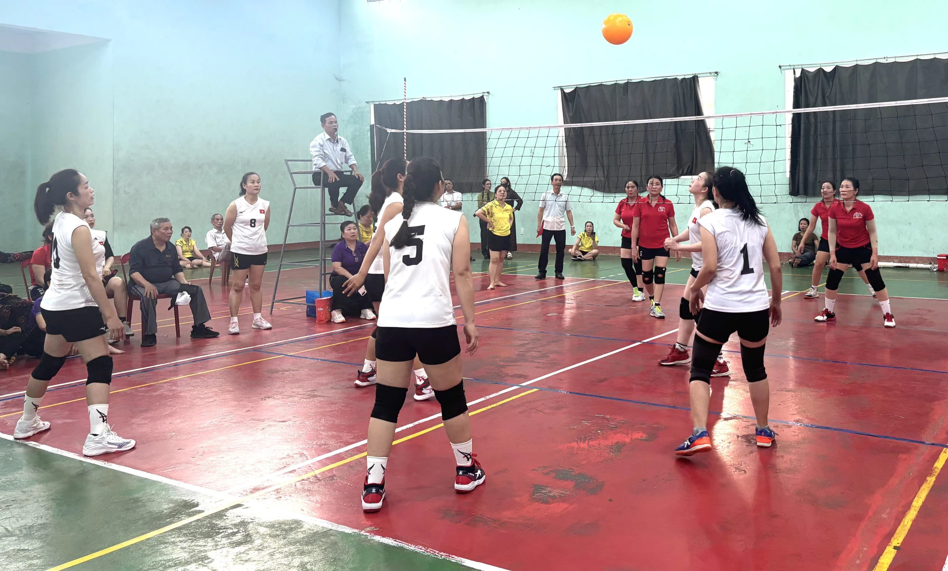 Các đội tranh tài ở vòng chung kết - Ảnh: K.H