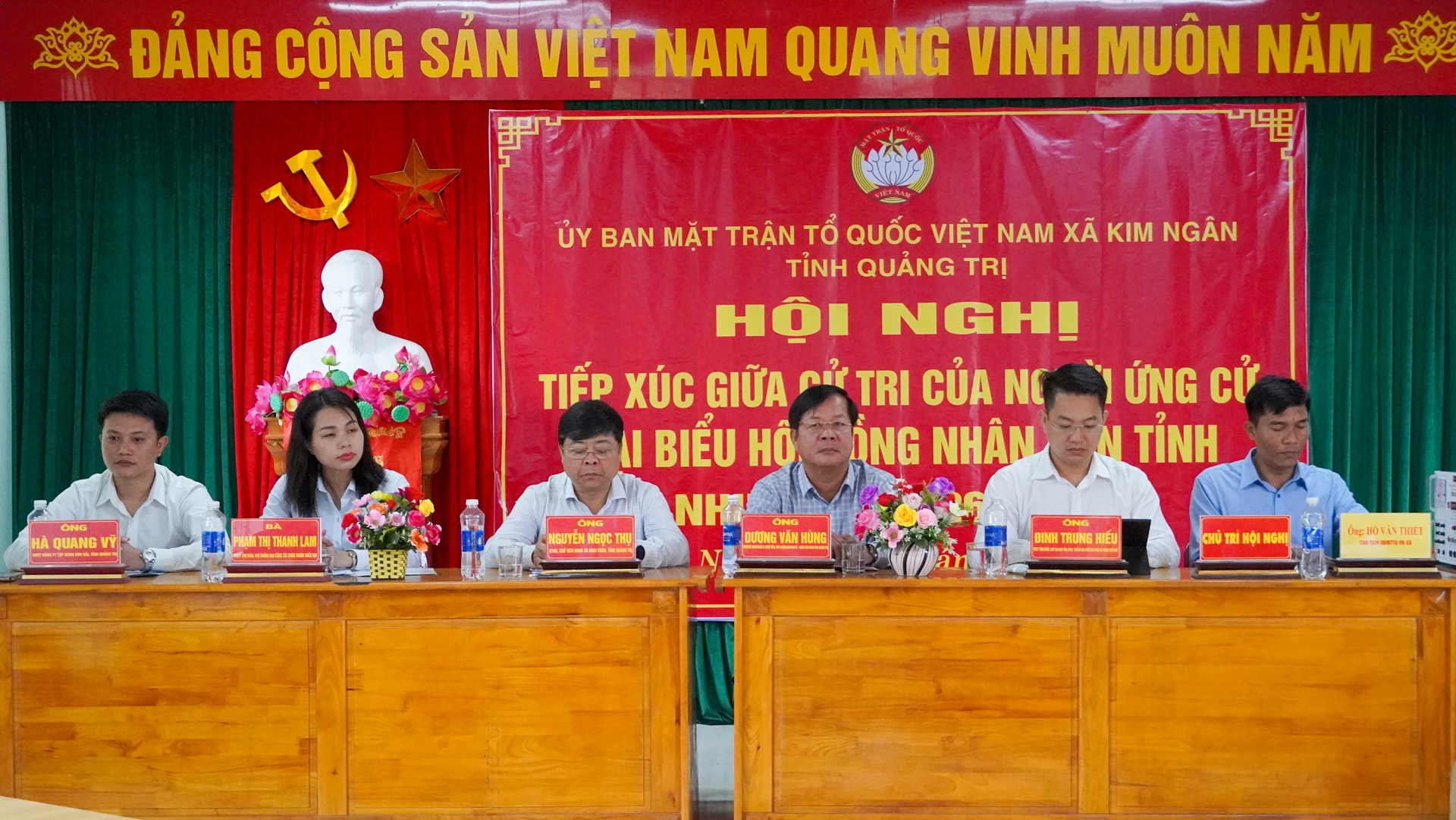 Các ứng cử viên đại biểu HĐND tỉnh tiếp xúc cử tri tại đơn vị bầu cử số 12-Ảnh: N.H