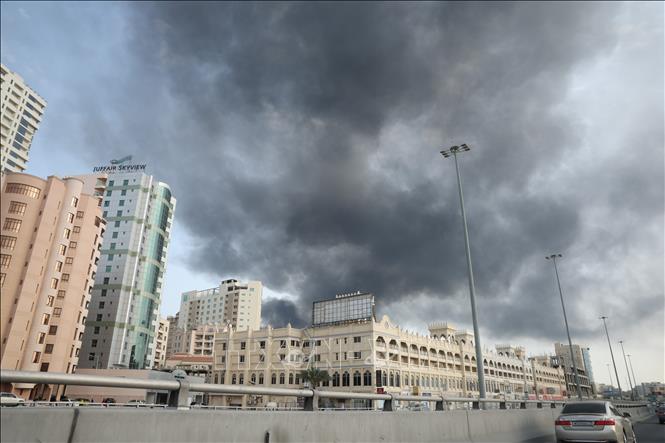 Khói bốc lên sau vụ tấn công bằng tên lửa của Iran nhằm vào trụ sở Hạm đội 5 của hải quân Mỹ ở Manama, Bahrain ngày 28/2/2026. Ảnh: Anadolu Agency/TTXVN