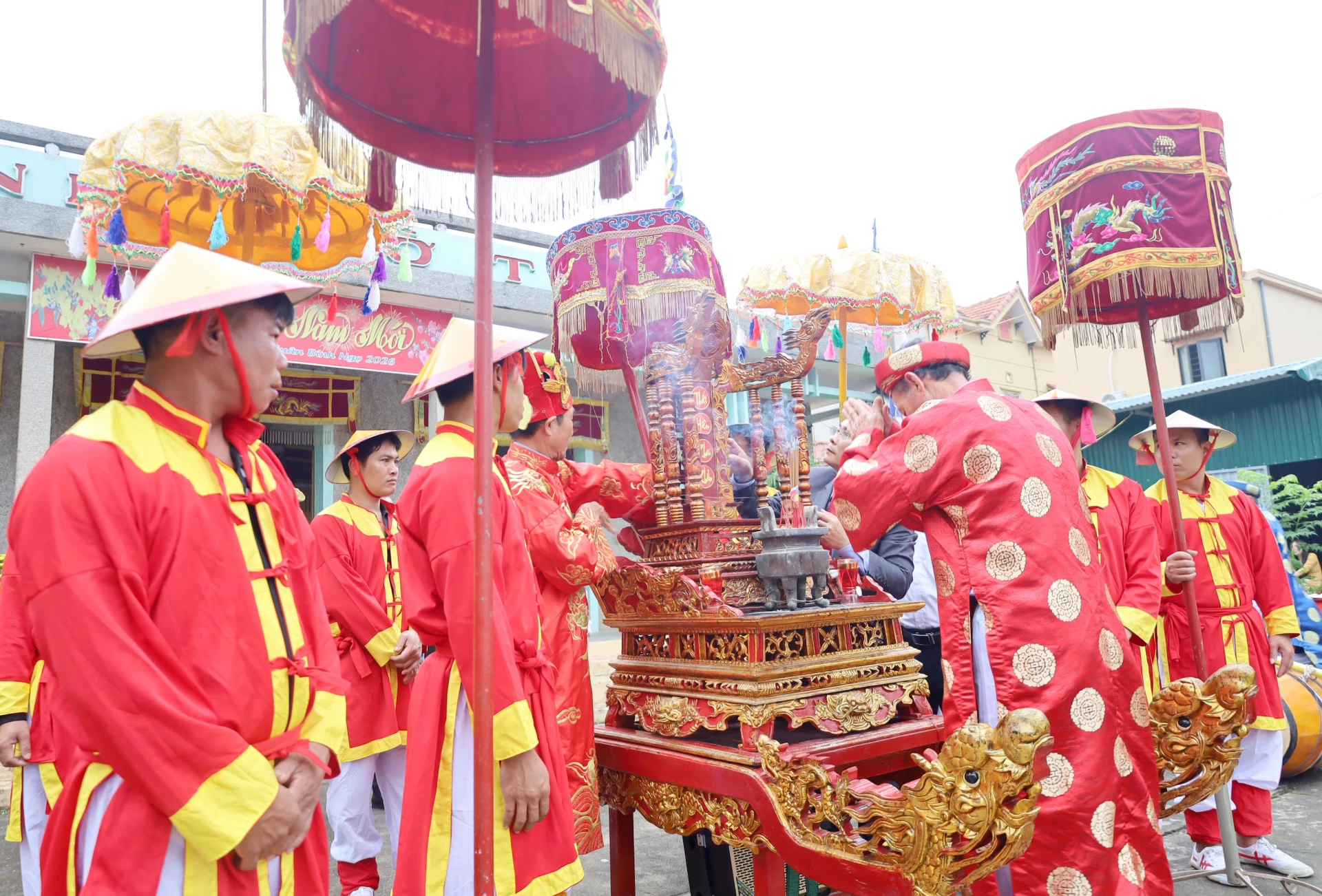 Rước kiệu Thần Hoàng từ đình thờ Tổ về Linh Ngư miếu - : V.Minh