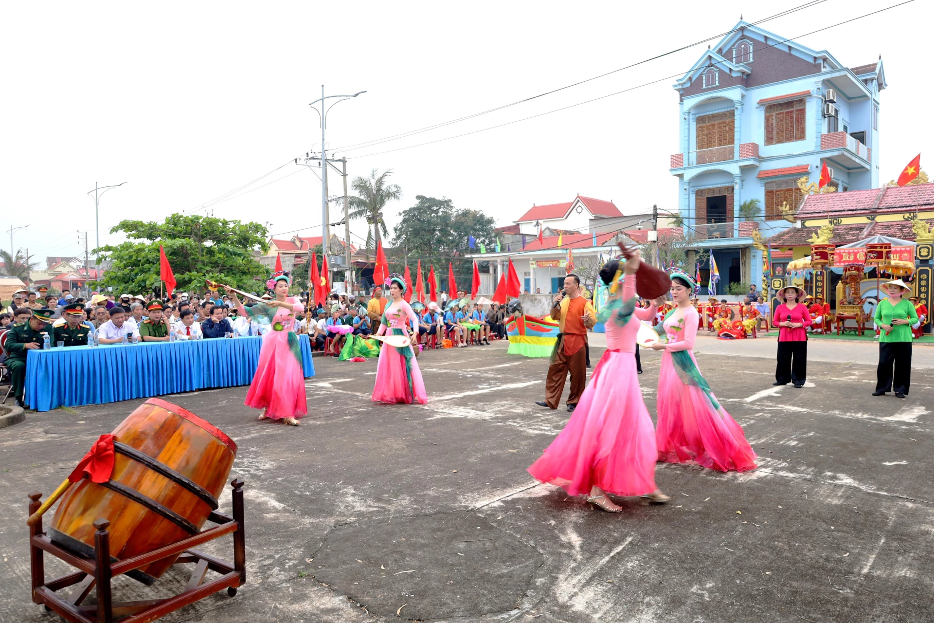 Đông đảo ngư dân và du khách tham dự lễ hội - : V.Minh