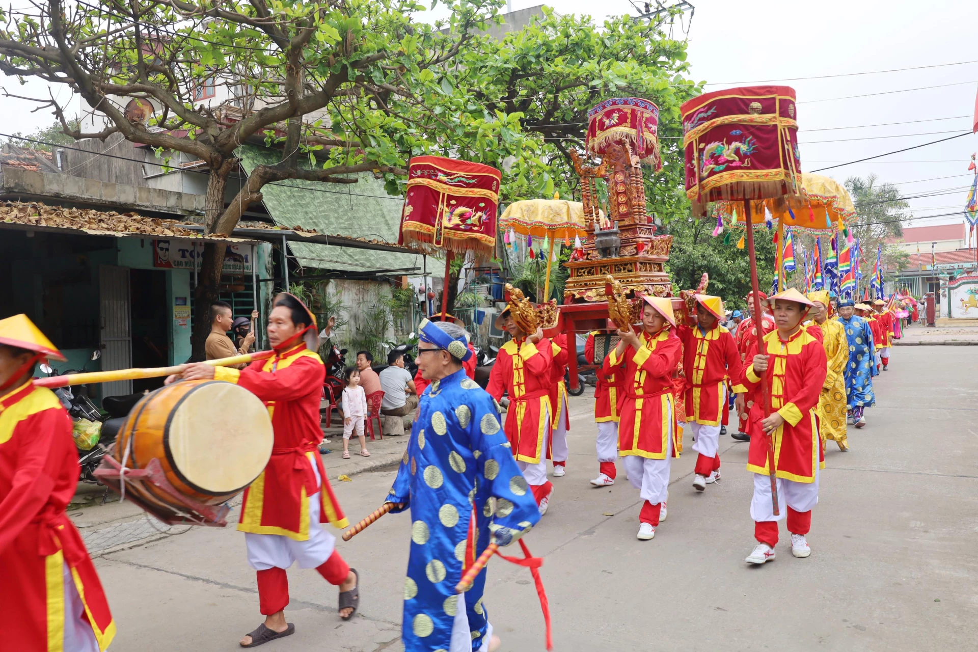 Đoàn rước kiệu Thần hoàng ngự lãm lễ hội cầu ngư và phát động ra quân đánh bắt hải sản năm 2026 tại làng biển cảnh Dương - Ảnh: V.Minh