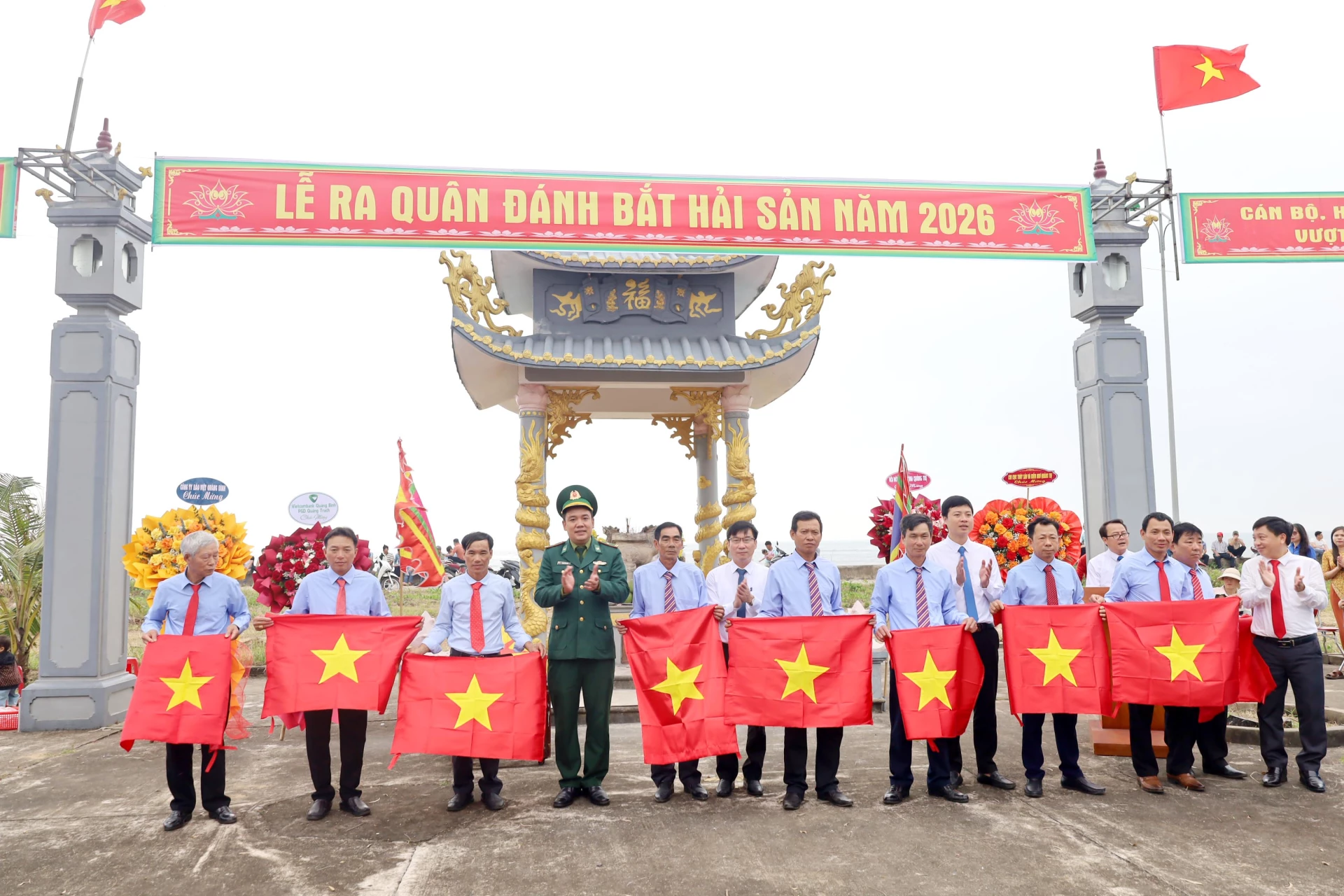 Tặng quà cho các ngư dân - : V.Minh
