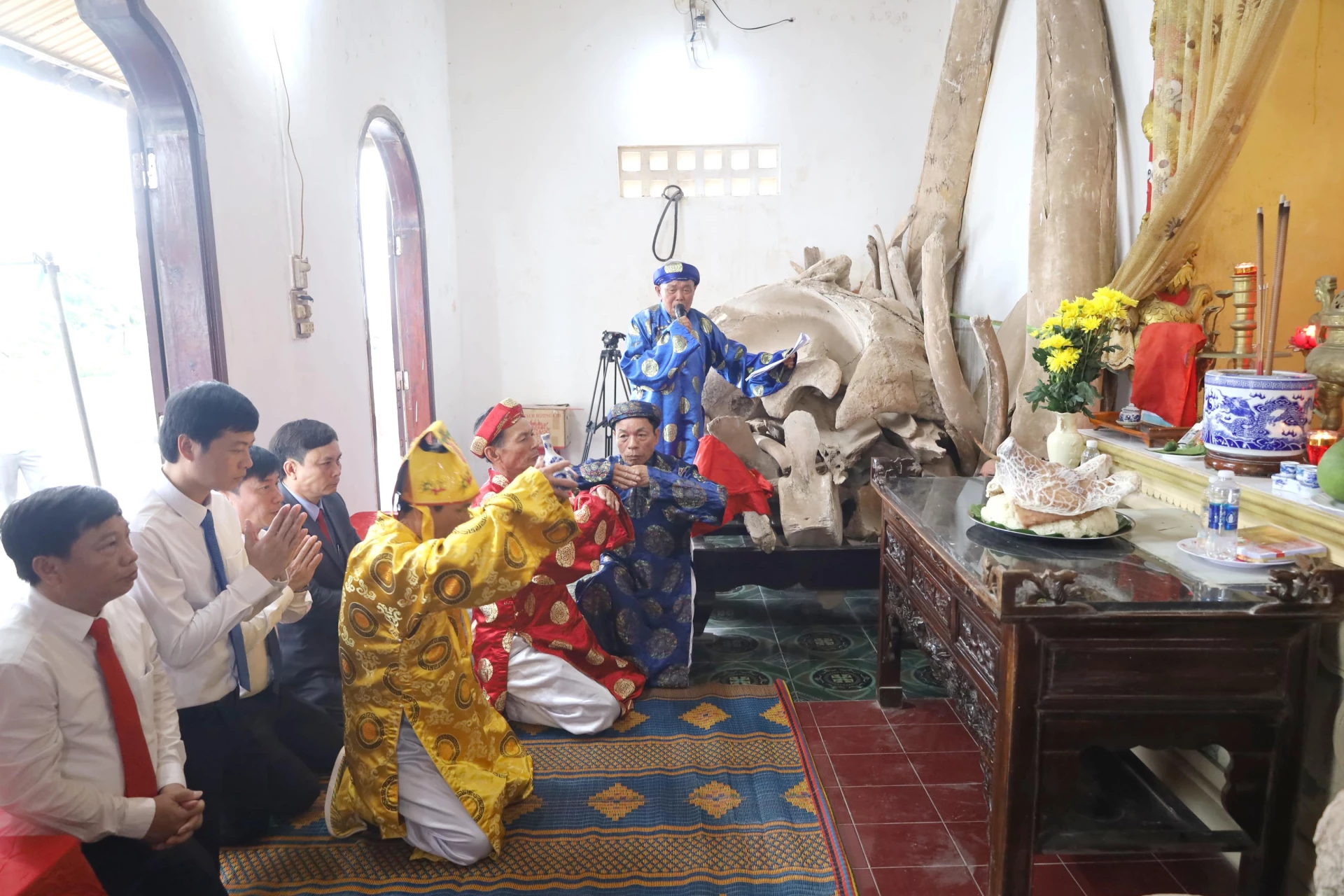 Nghi thức xin rước Thần hoàng về dự lễ cầu ngư tại đình thờ Tổ - : V.Minh