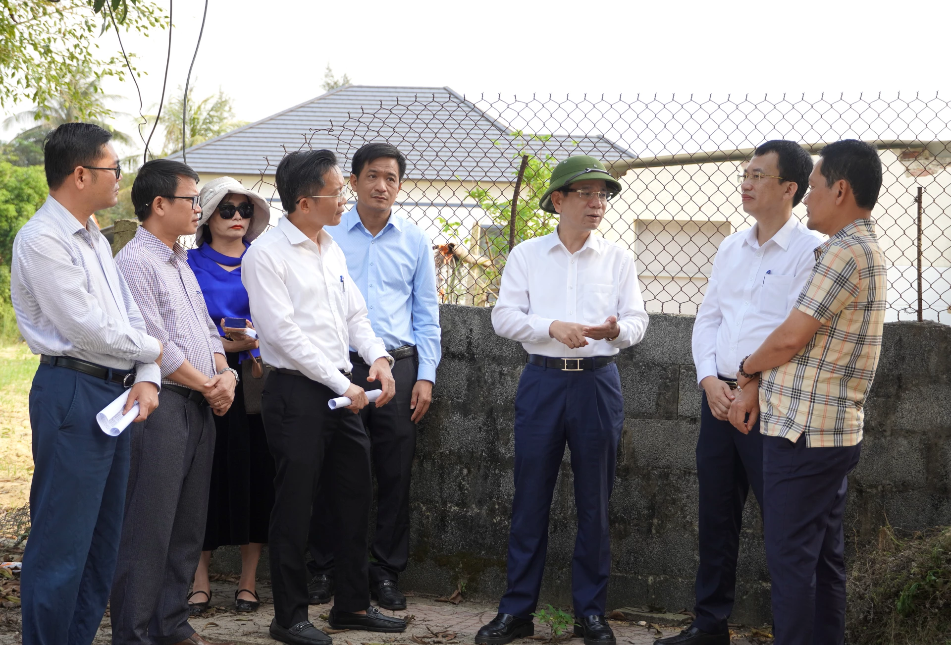 Đồng chí Phan Mạnh Hùng chỉ đạo tháo gỡ khó khăn vướng mắc trong GPMB dự án Cầu Nhật Lệ 3 và đường 2 đầu cầu… - Ảnh: H.Tr.