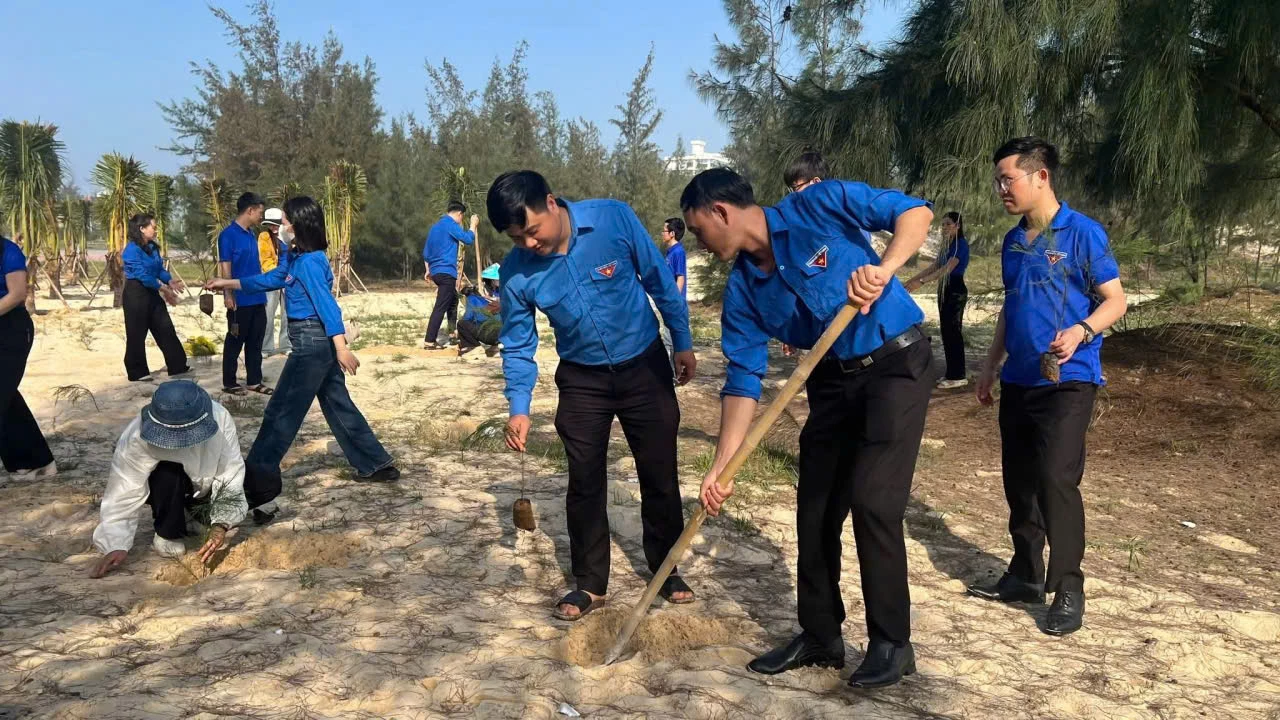 Đoàn viên, thanh niên phường Đồng Hới đã đồng loạt ra quân triển khai trồng cây xanh ngay sau lễ khởi động Tháng Thanh niên năm 2026 - Ảnh: H.Tr.