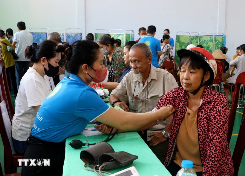 Nhân viên y tế Bệnh viện Đa khoa Vĩnh Long tham gia khám bệnh miễn phí cho người dân. (Ảnh: Lê Thúy Hằng/TTXVN)