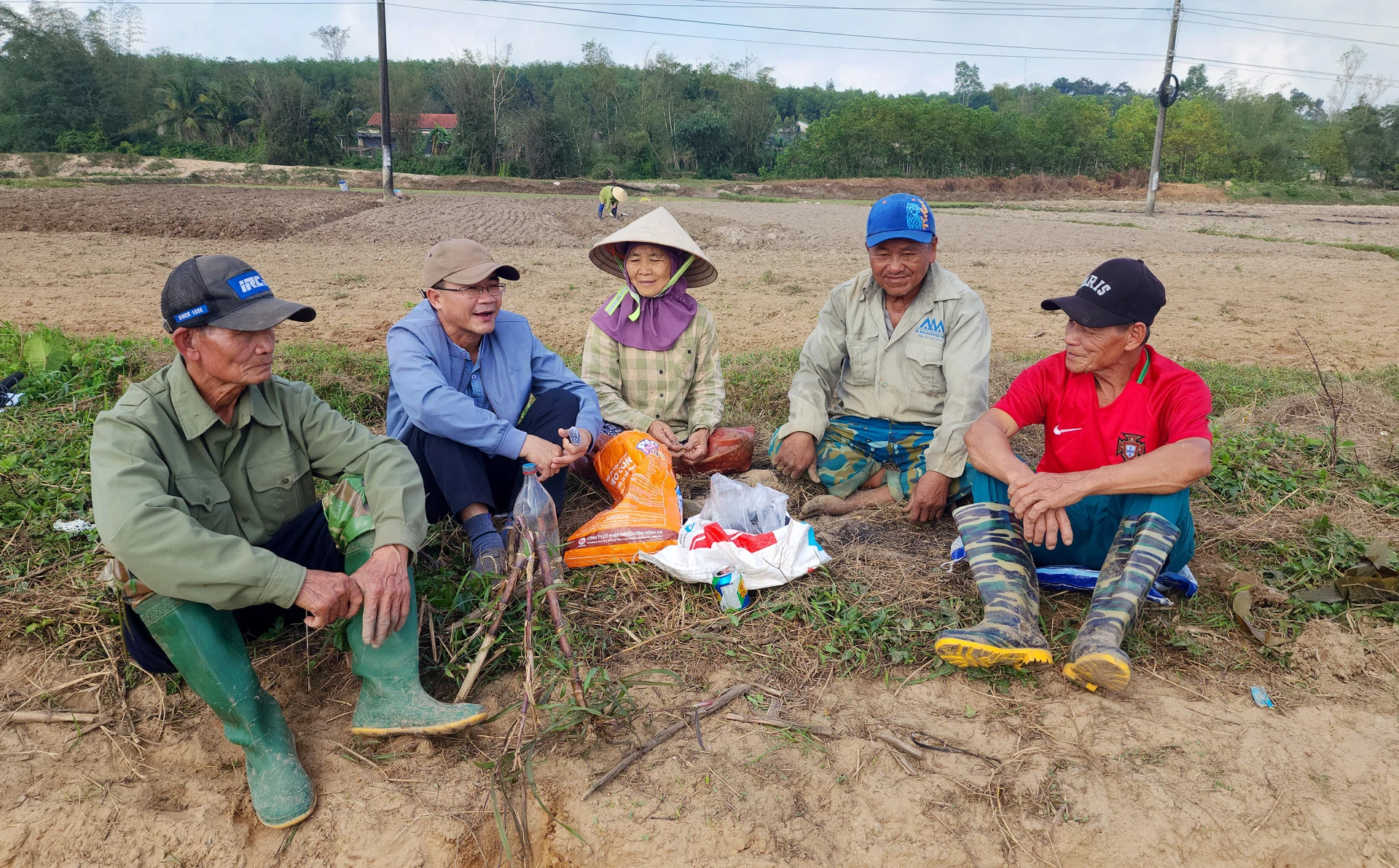 Tác giả (thứ 2 từ trái sang) với bà con nông dân hai xã Vĩnh Linh, Sen Ngư- Ảnh: TL.